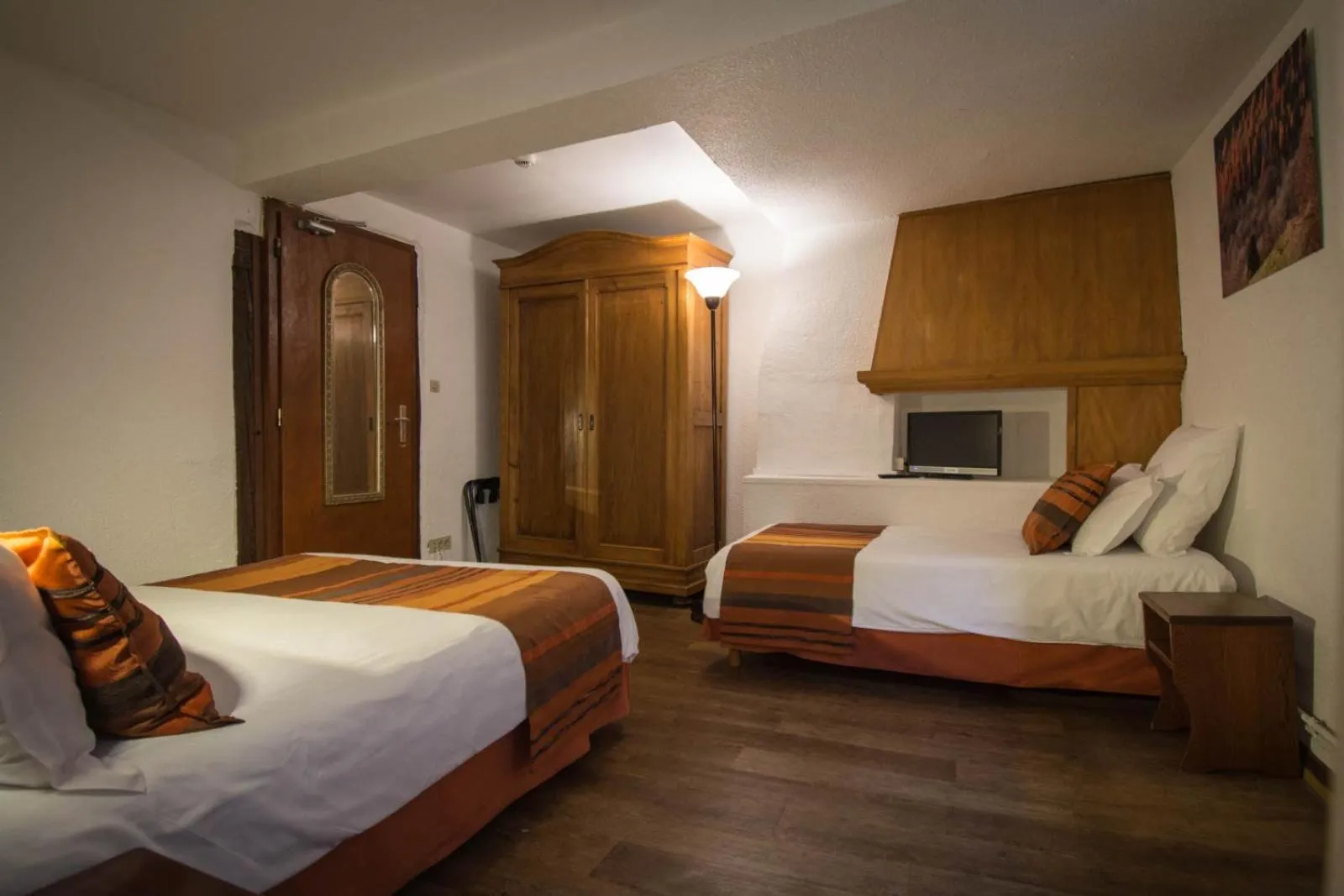 Bedroom, Bed in Hôtel De La Couronne