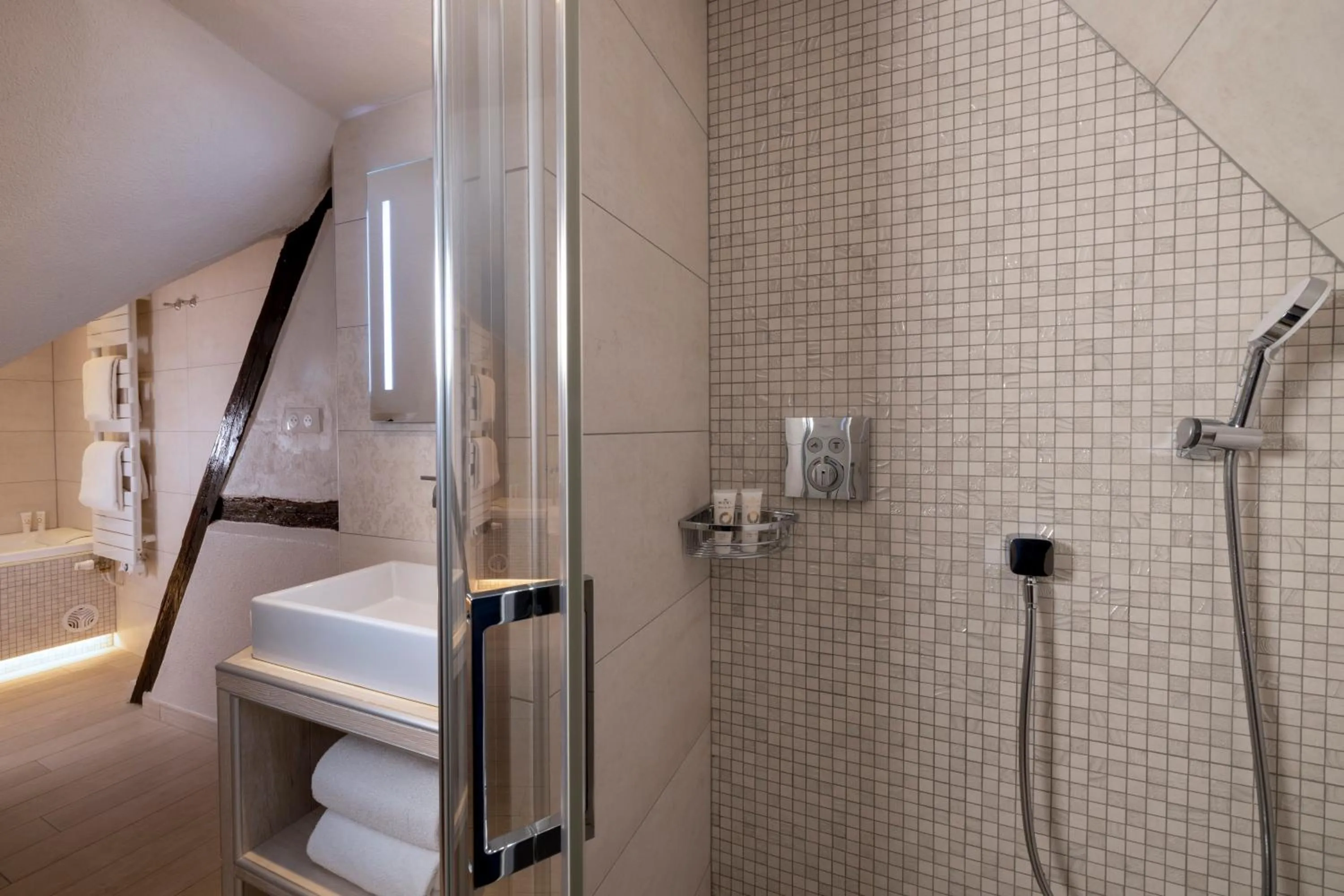 Bathroom in Hotel Restaurant Le Maréchal - Teritoria