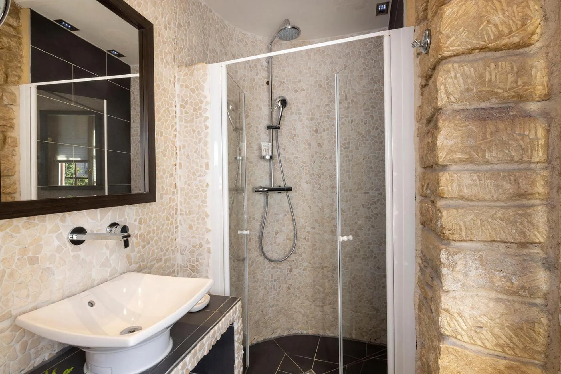 Bathroom in Hotel Restaurant Le Maréchal - Teritoria