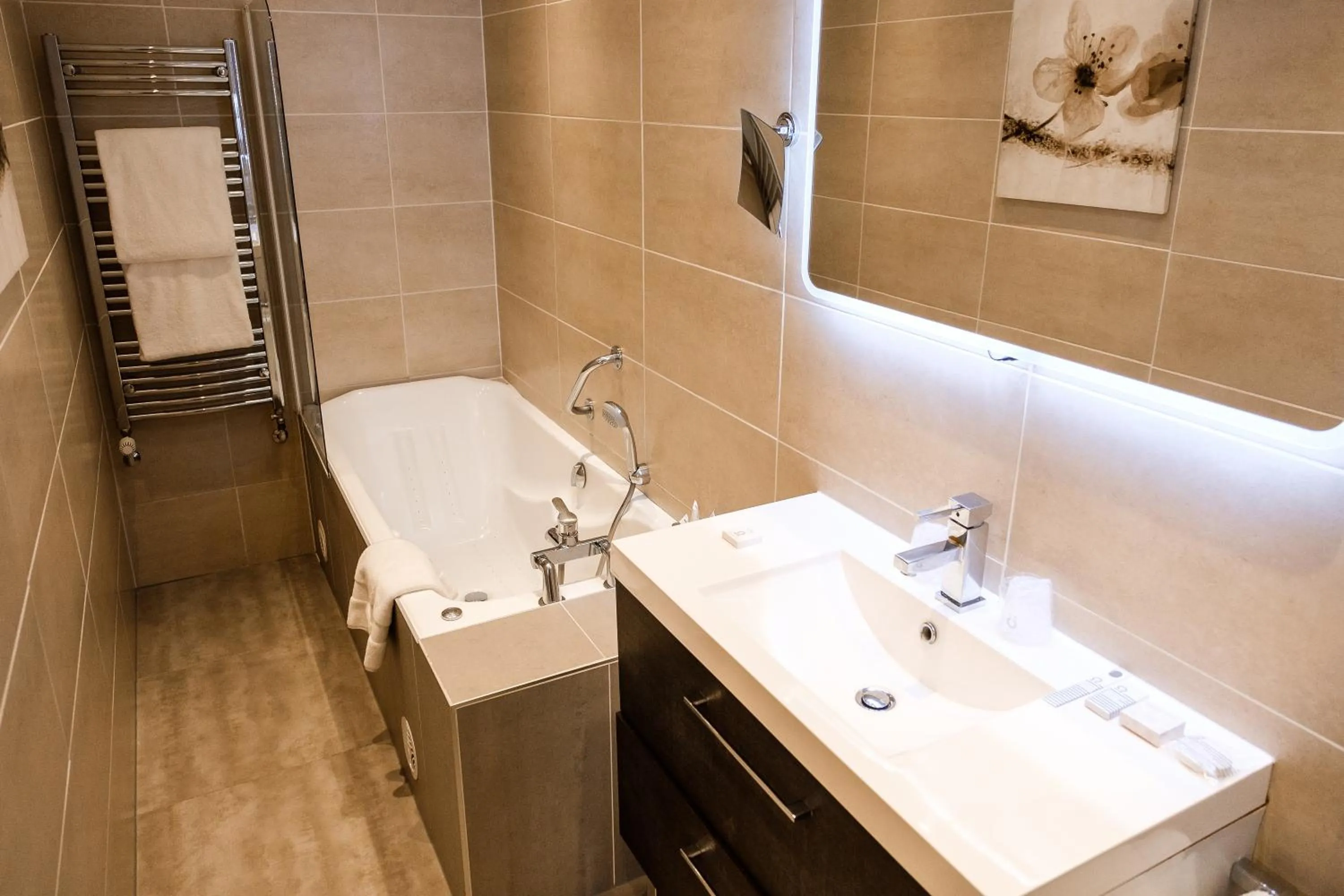 Hot Tub in Hotel Restaurant Le Maréchal - Teritoria