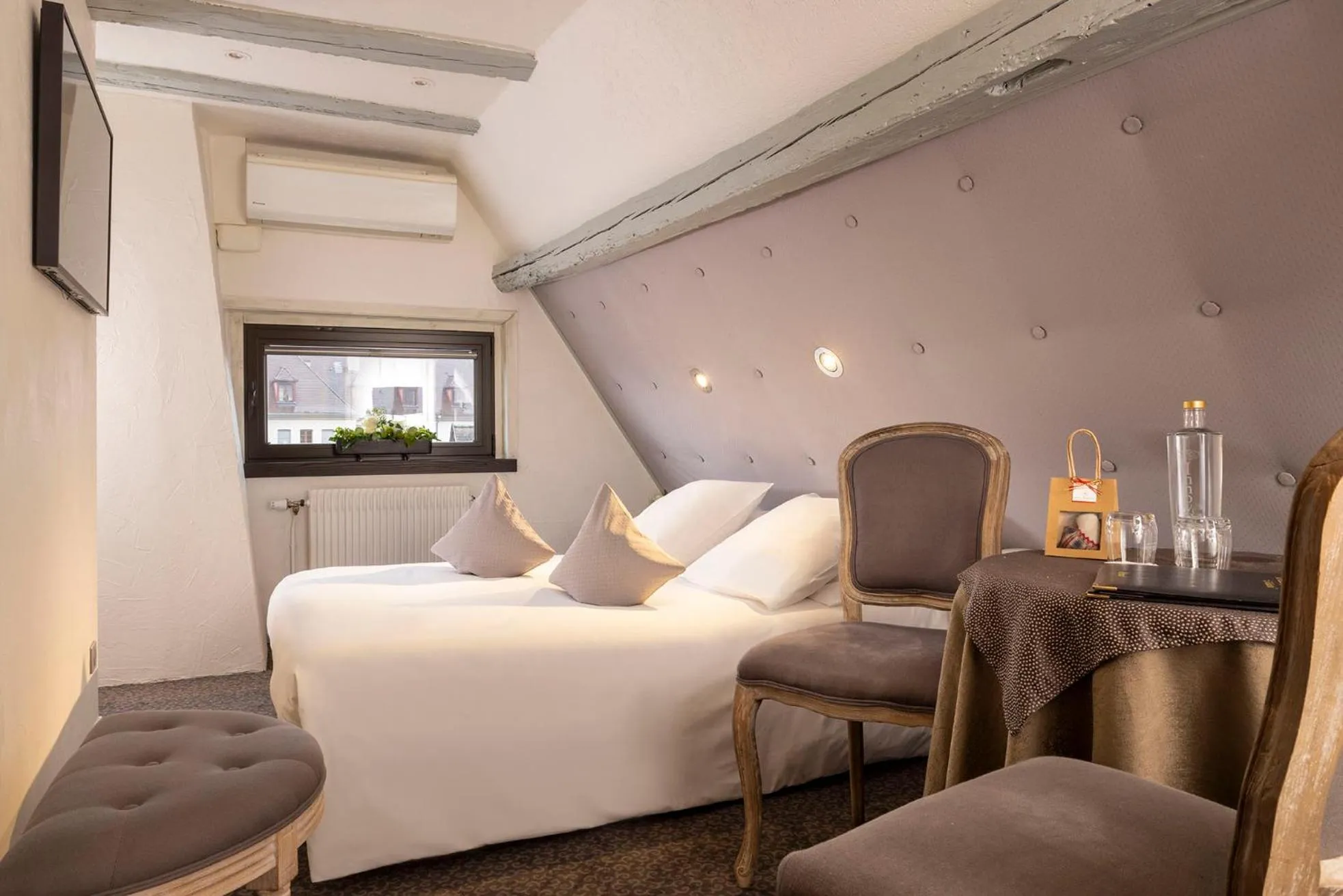 View (from property/room), Bed in Hotel Restaurant Le Maréchal - Teritoria