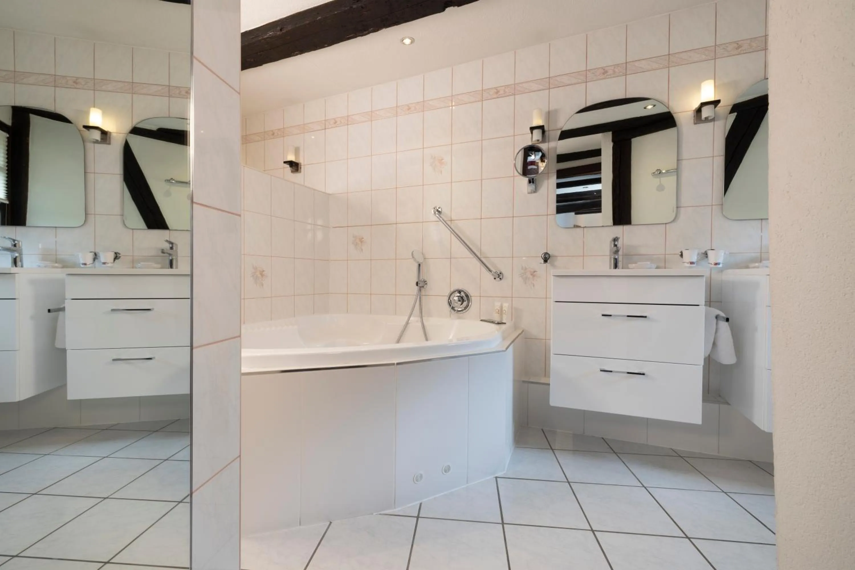 Bathroom in Hotel Restaurant Le Maréchal - Teritoria