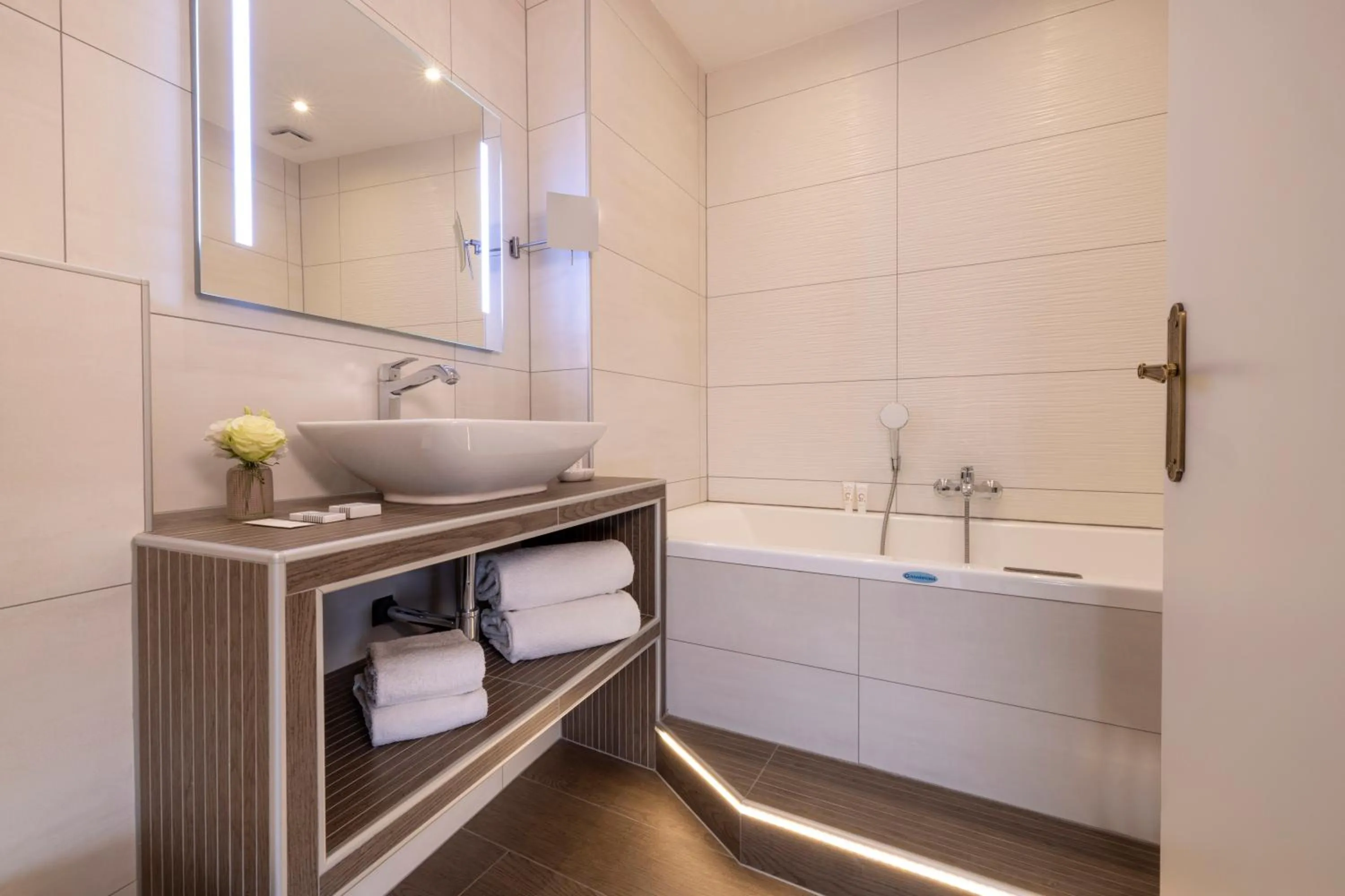 Bathroom in Hotel Restaurant Le Maréchal - Teritoria