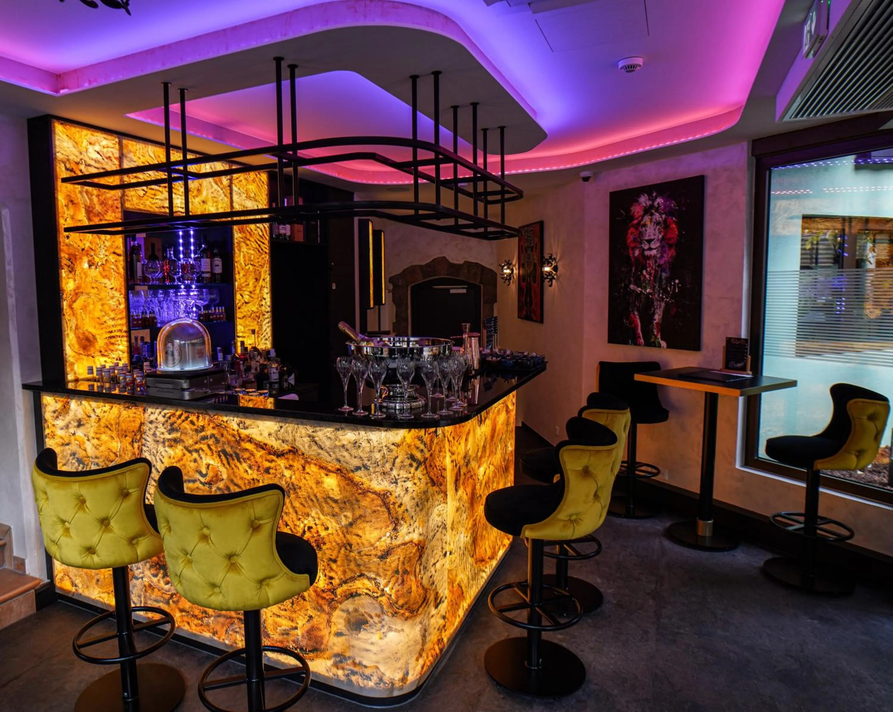 Lounge or bar in Hotel Restaurant Le Maréchal - Teritoria