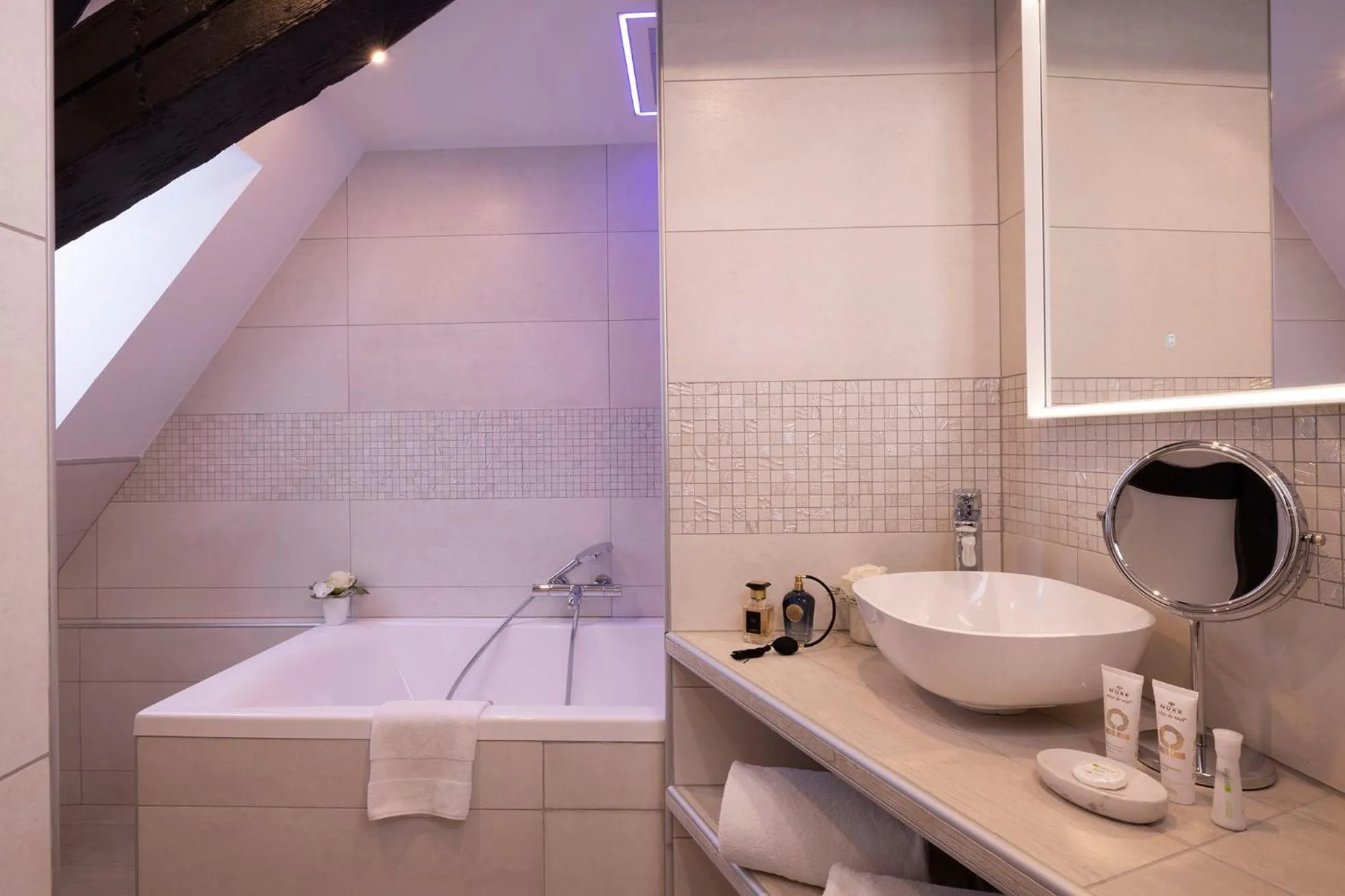 Bathroom in Hotel Restaurant Le Maréchal - Teritoria