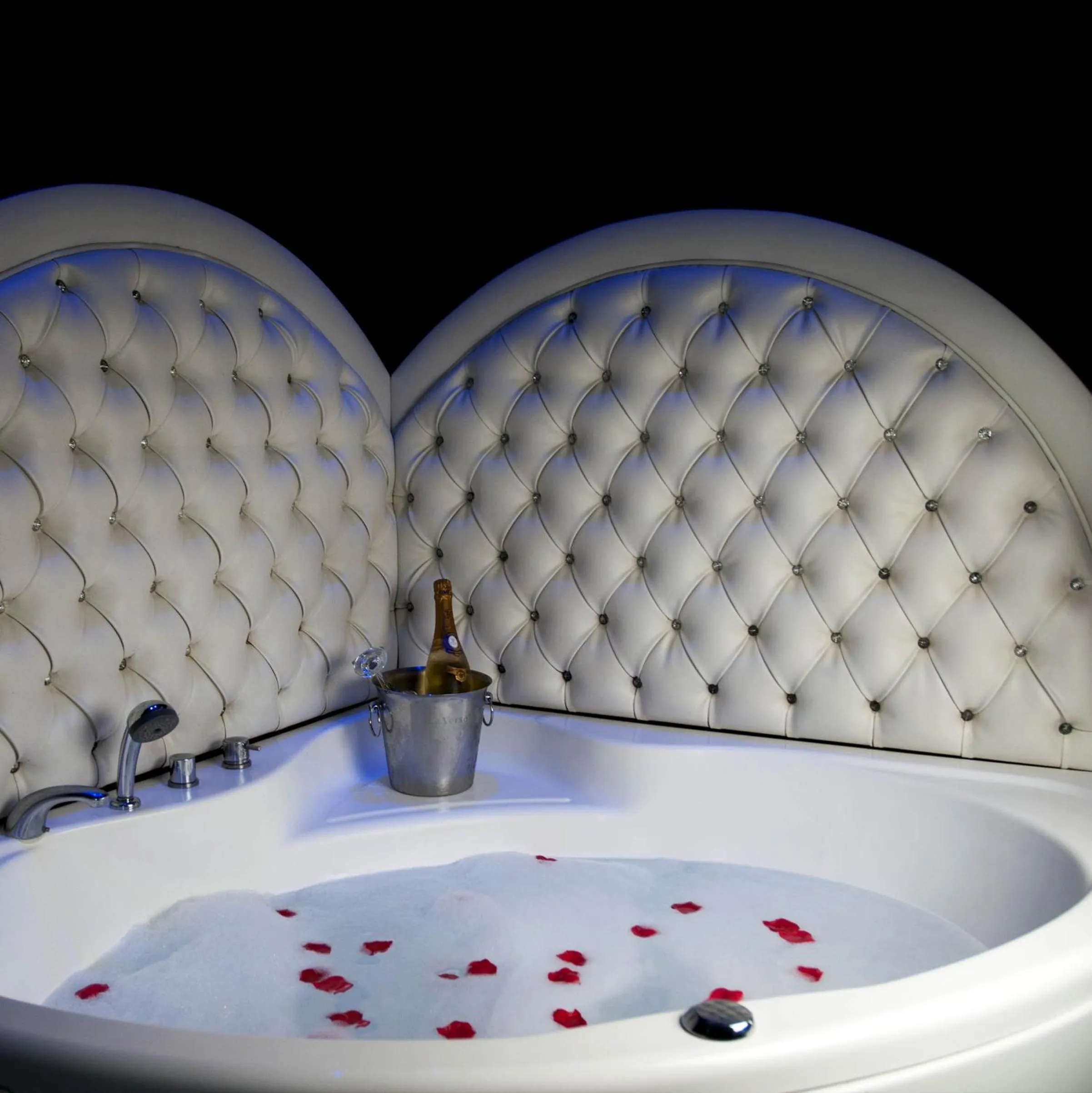 Hot Tub in Hotel Masaniello Luxury