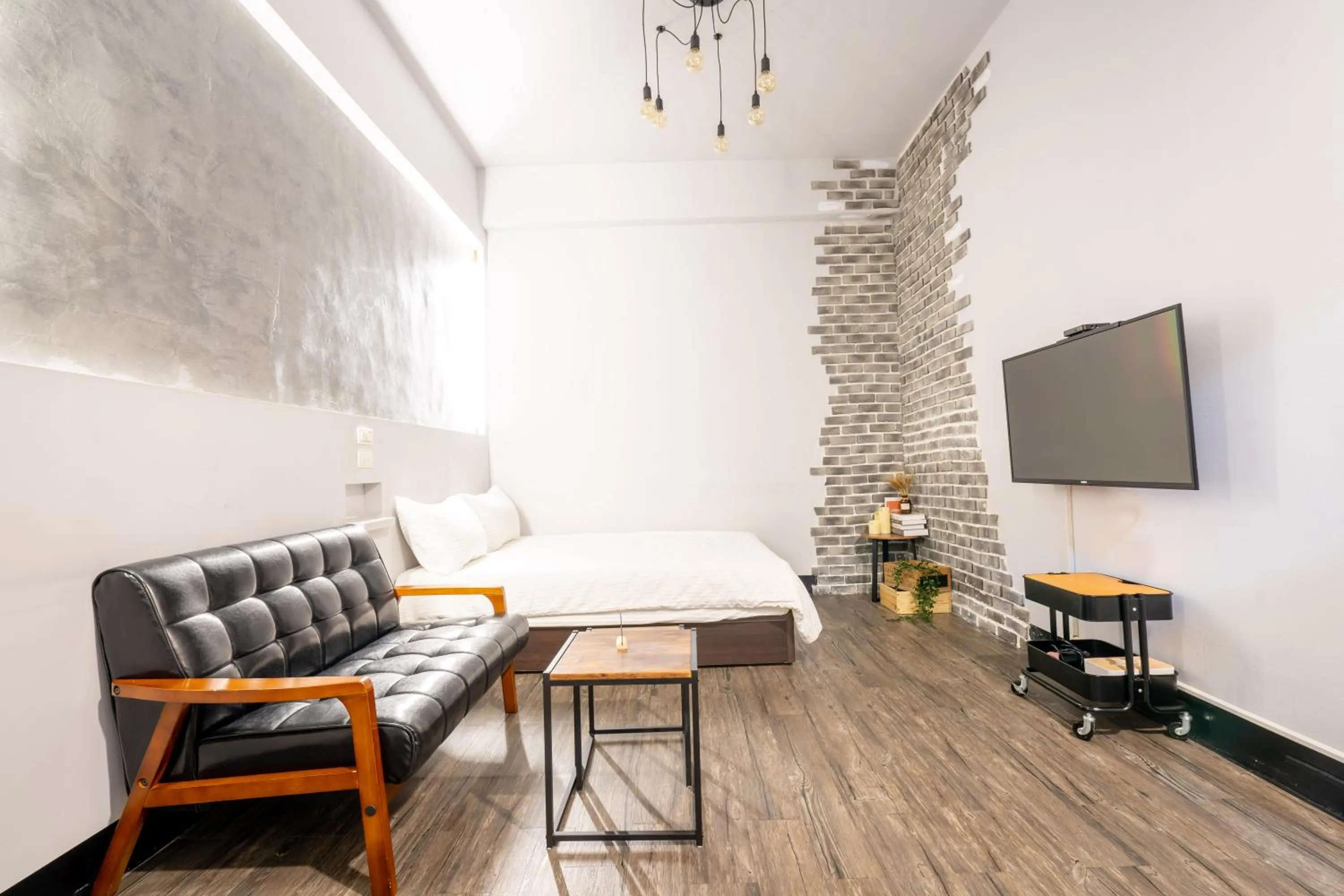 TV and multimedia in Utopia Hostel