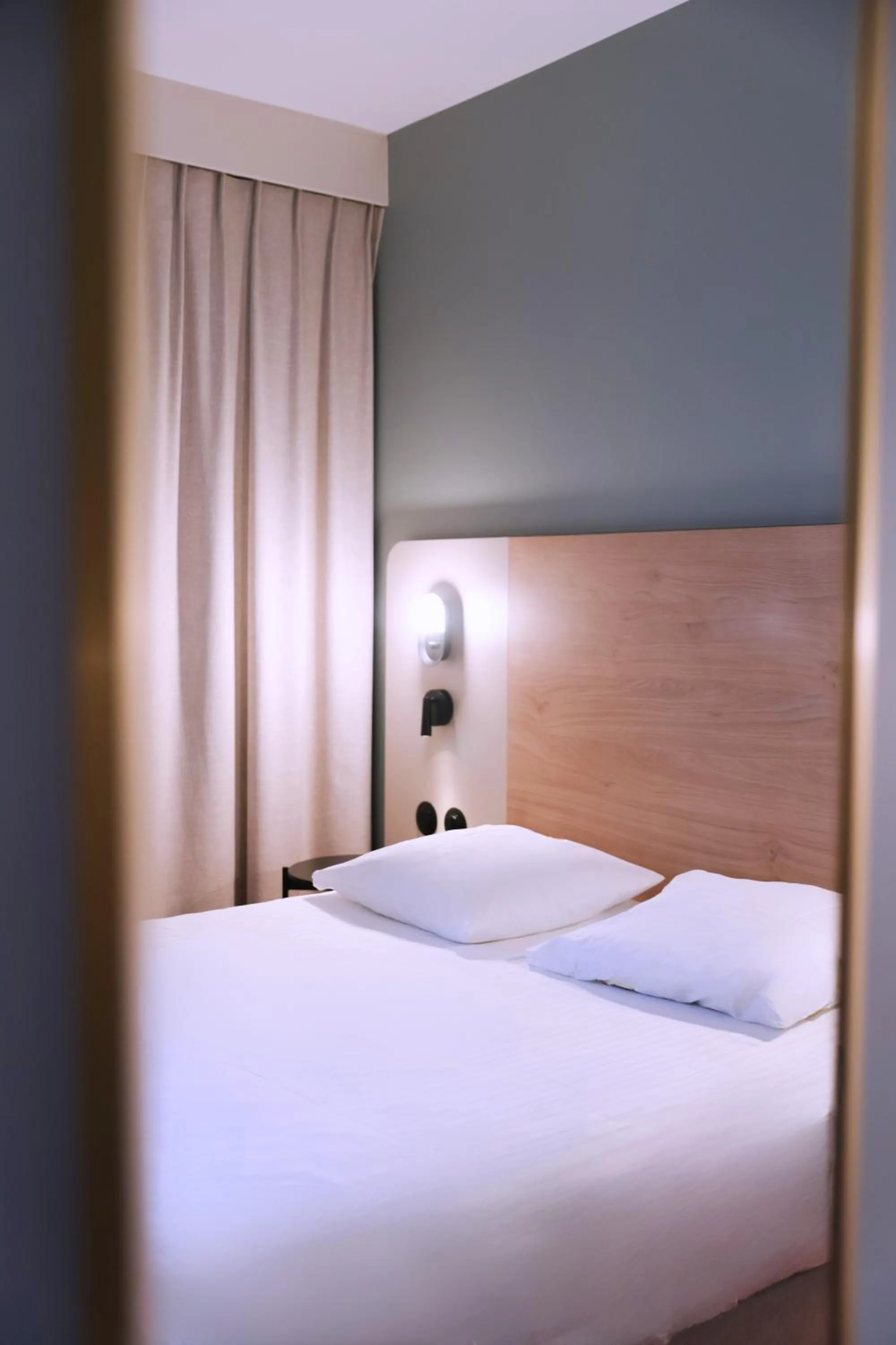 Bed in Logis Hotel L'Ours de Mutzig