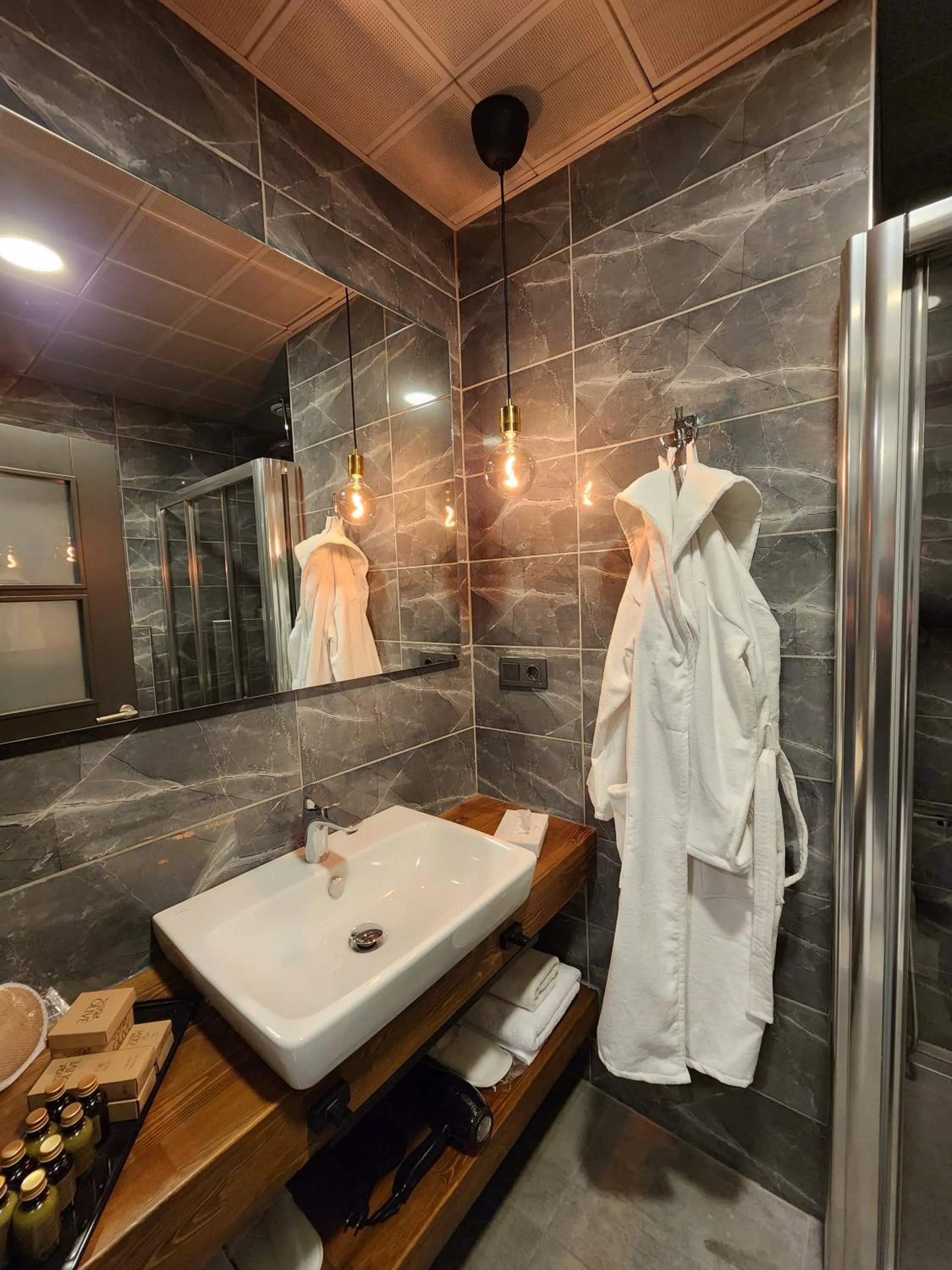 Shower in Taksim Landhouse Hotel