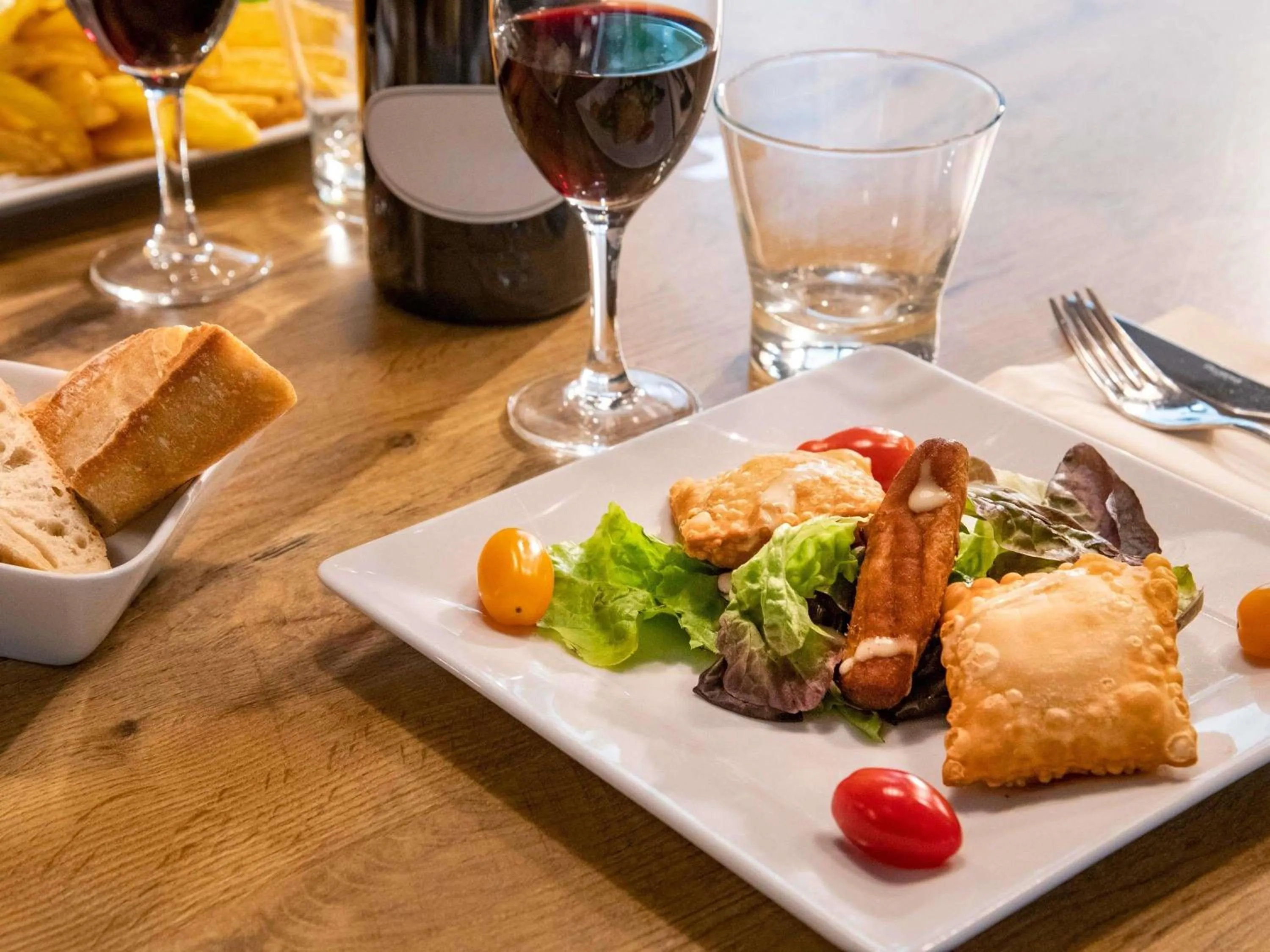 Restaurant/places to eat in ibis Gap Centre