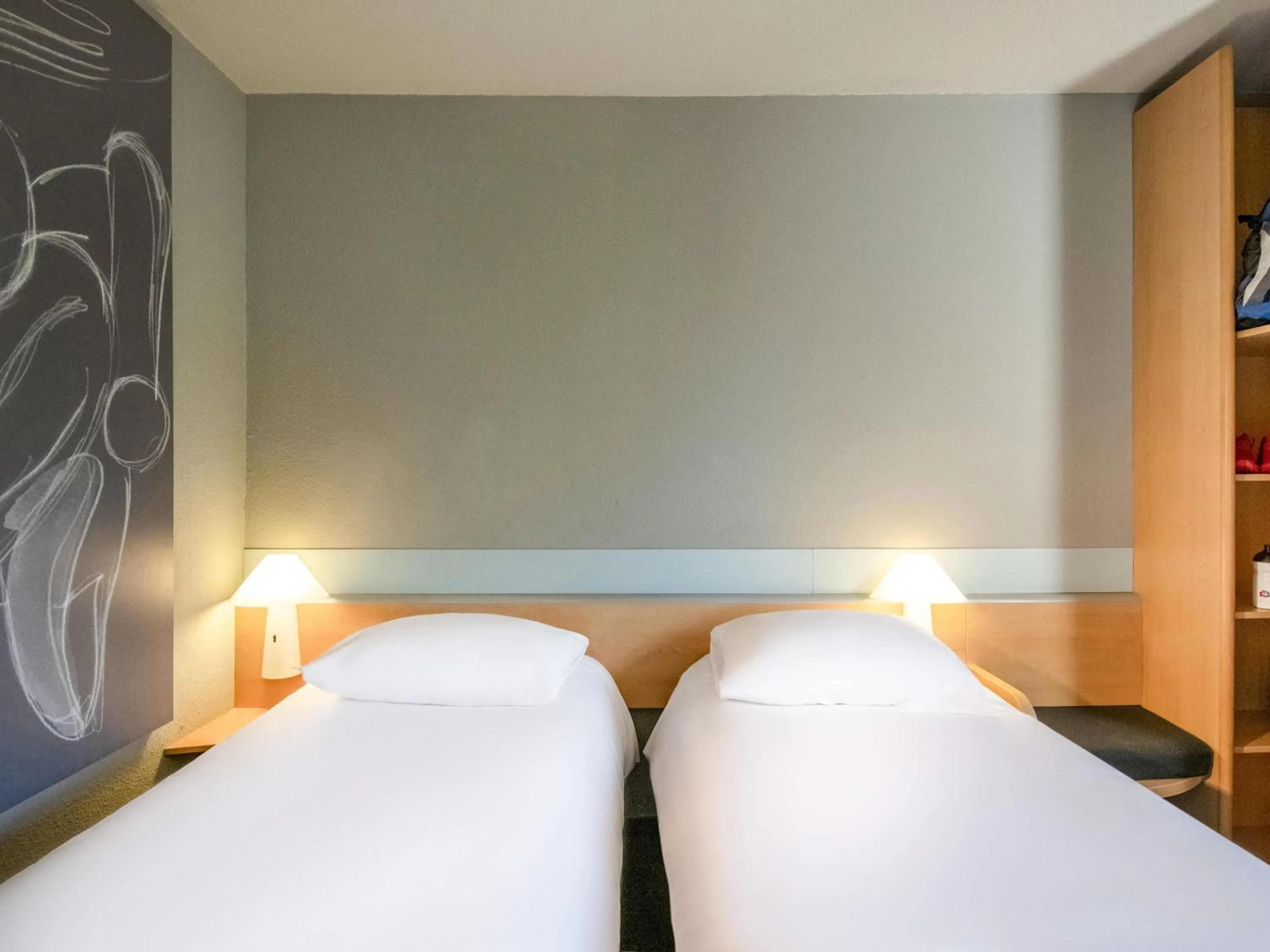 Bedroom, Bed in ibis Gap Centre