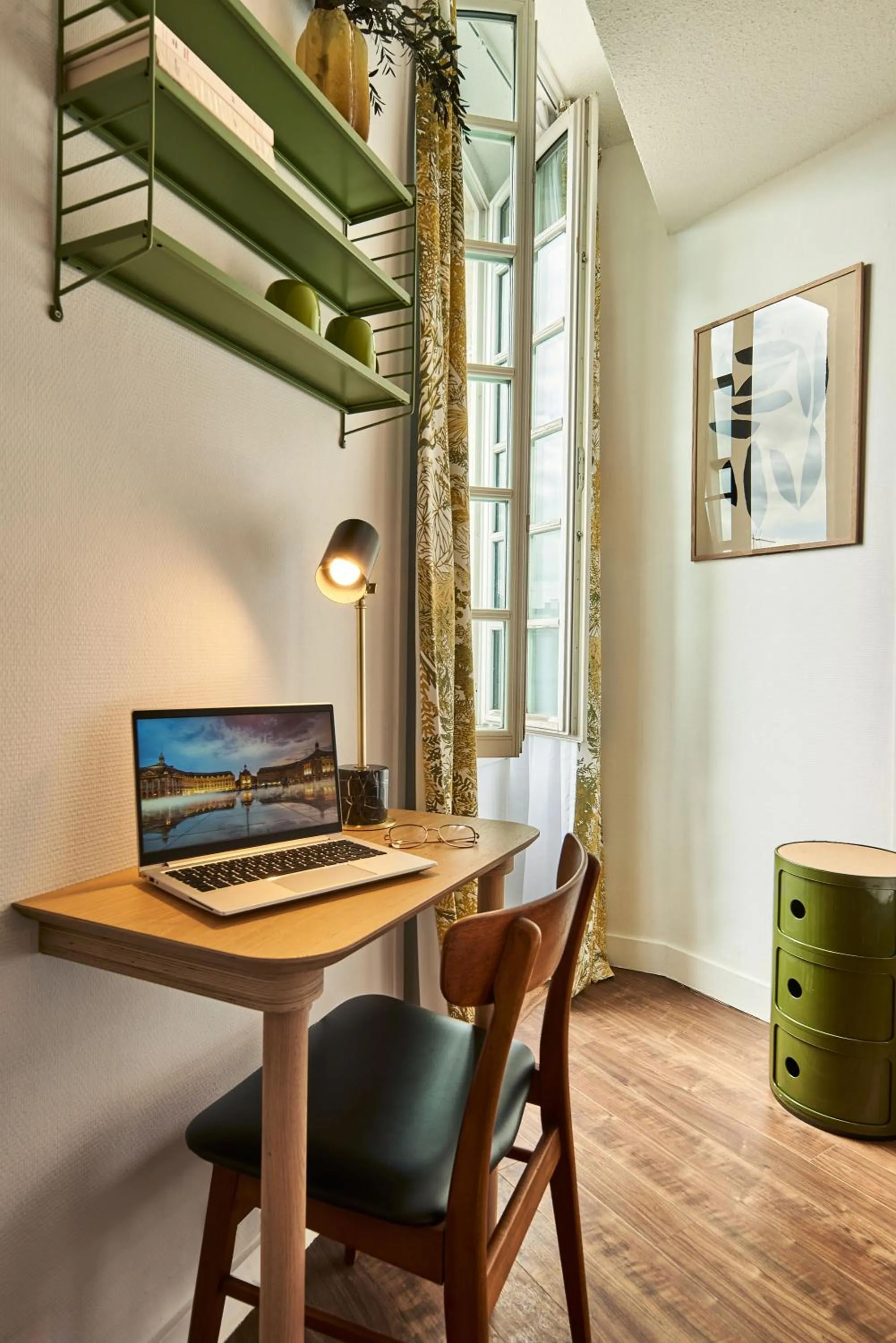 Living room in Hôtel Bordeaux Clémenceau by Happyculture