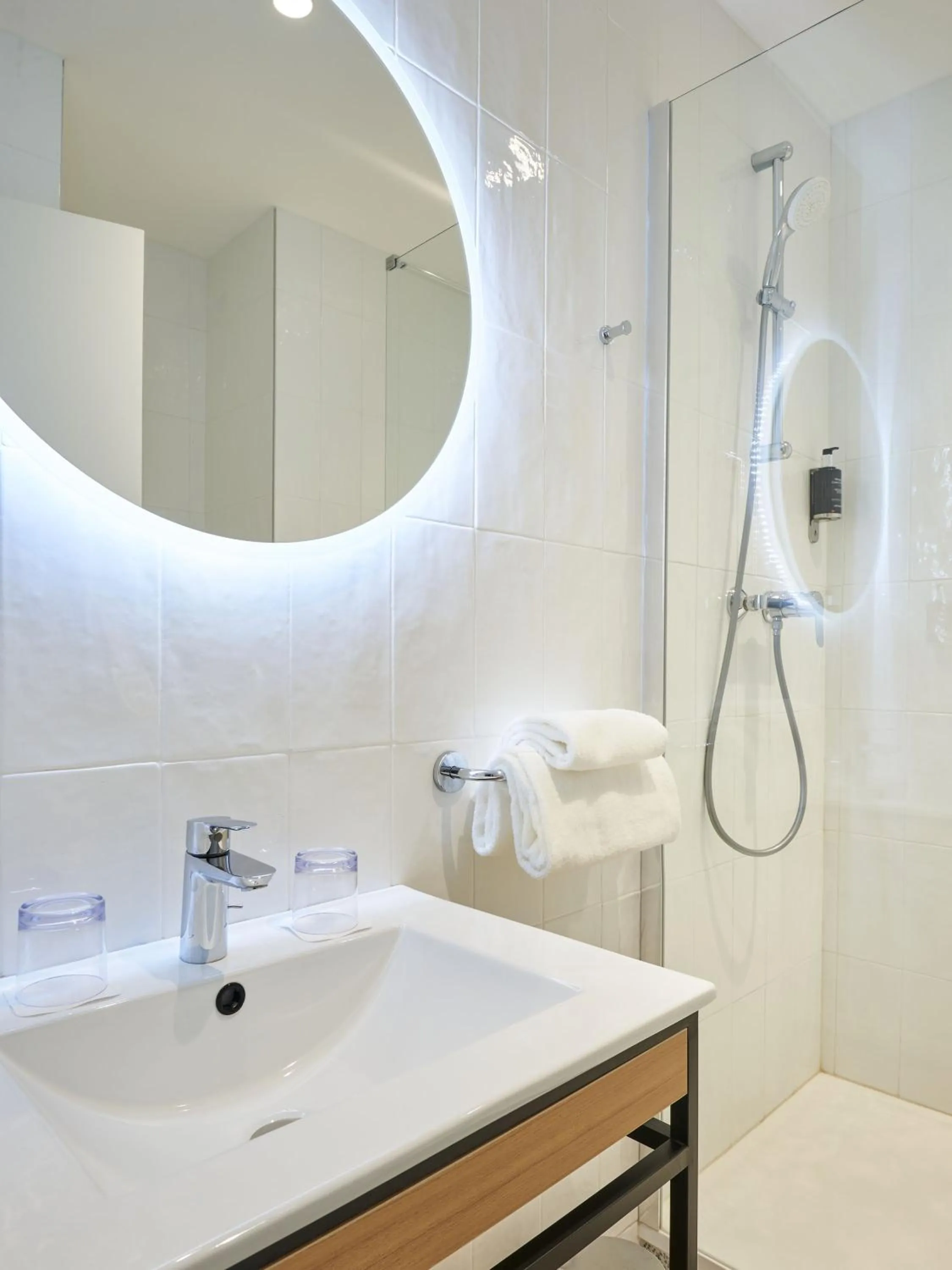 Bathroom in Hôtel Bordeaux Clémenceau by Happyculture