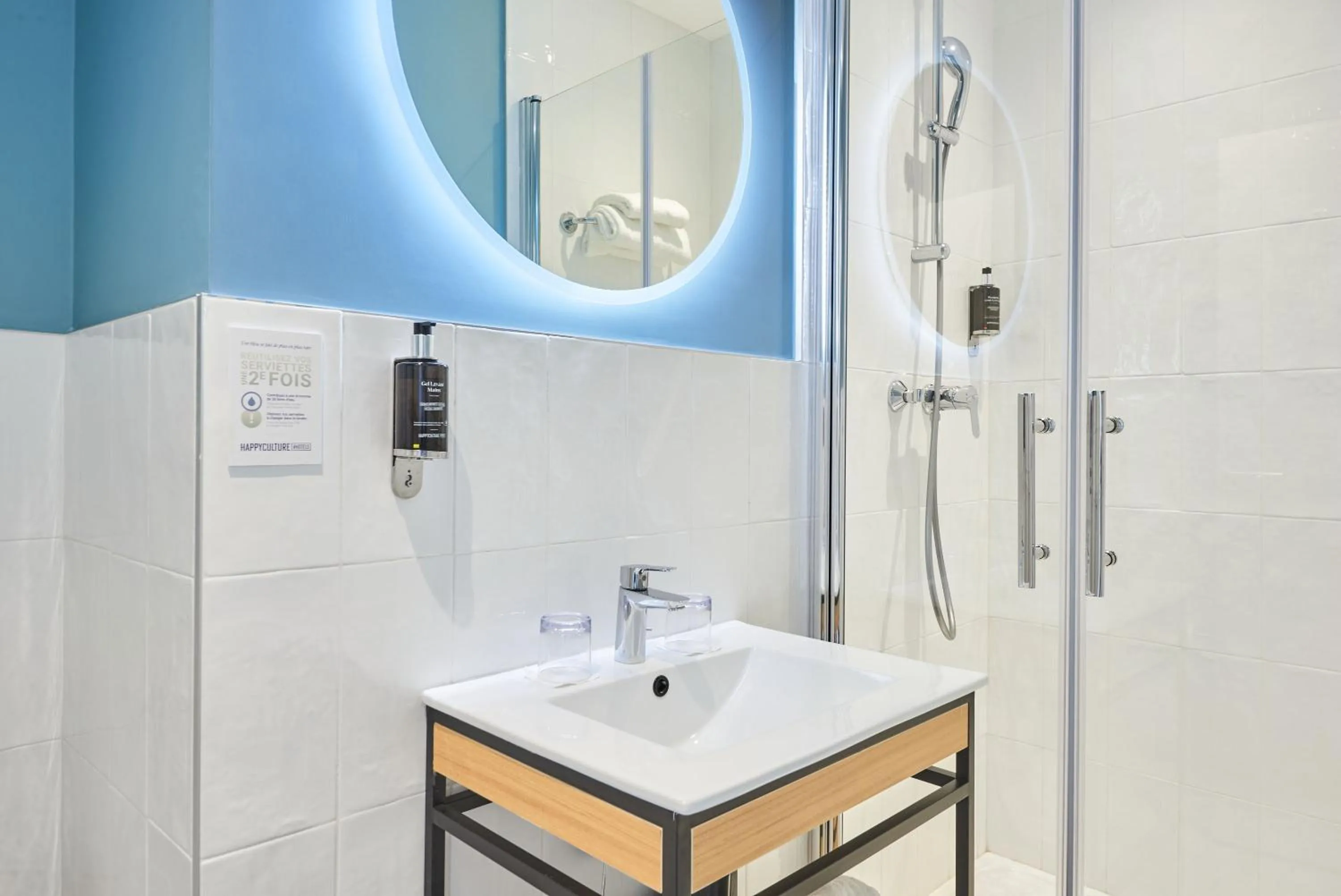 Bathroom in Hôtel Bordeaux Clémenceau by Happyculture