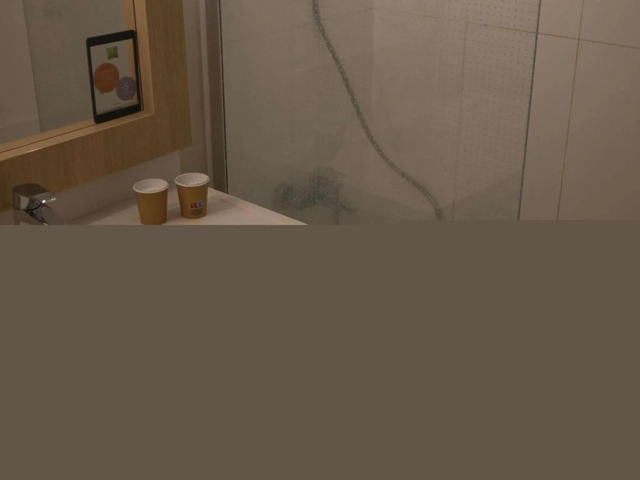 Bedroom in ibis Styles Chinon