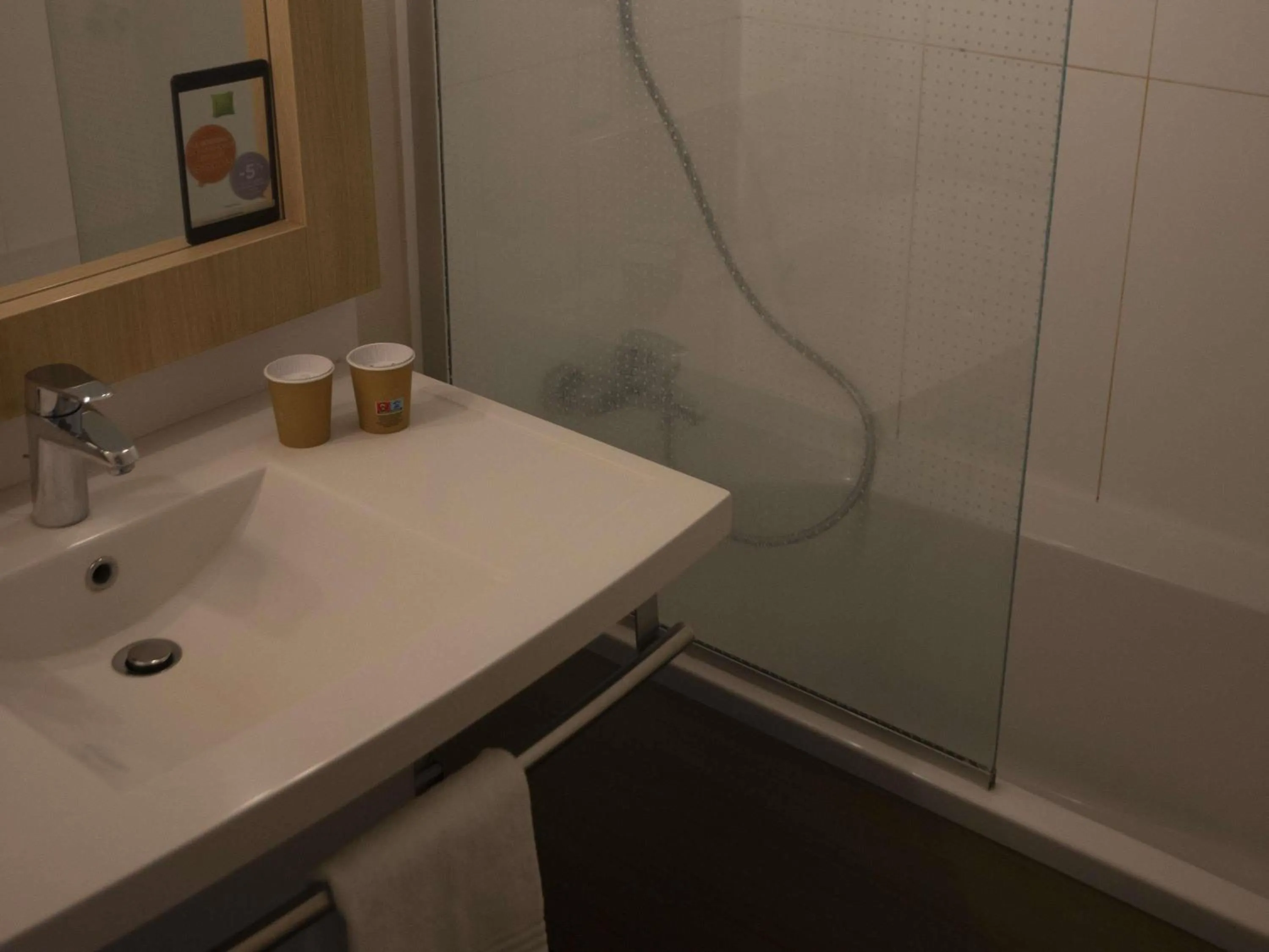 Bedroom in ibis Styles Chinon