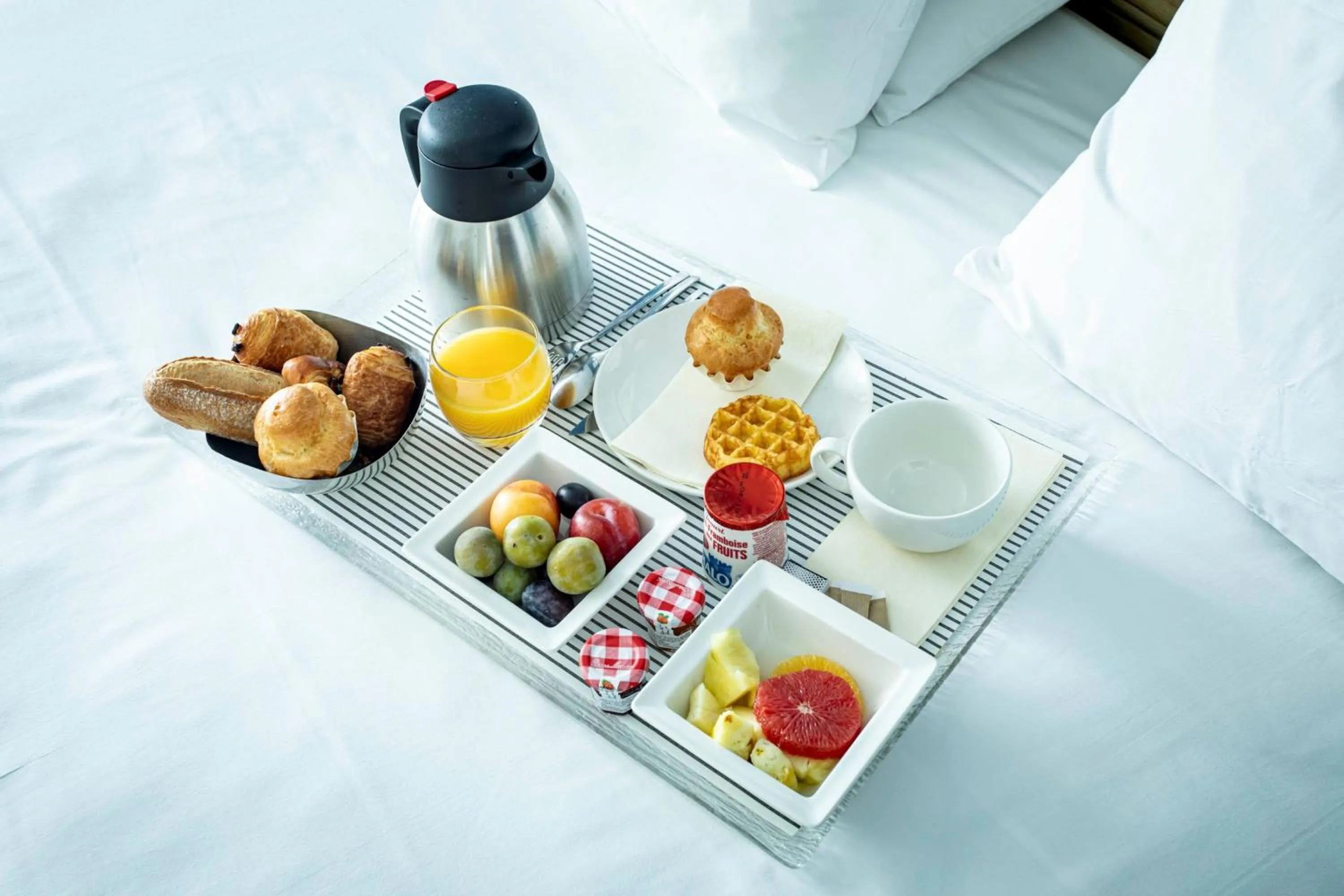 Continental breakfast in Novotel Beaune