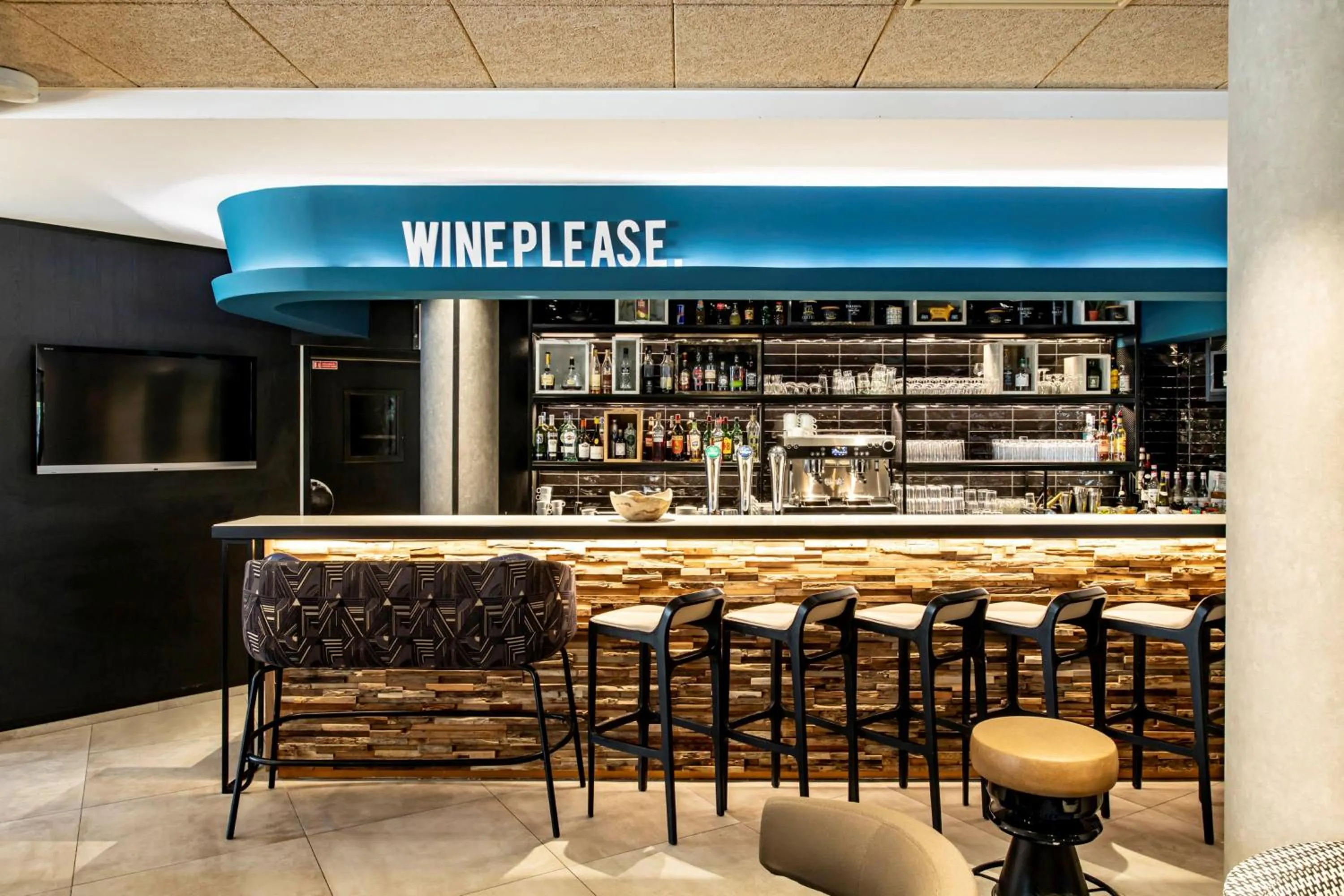 Lounge or bar in Novotel Beaune