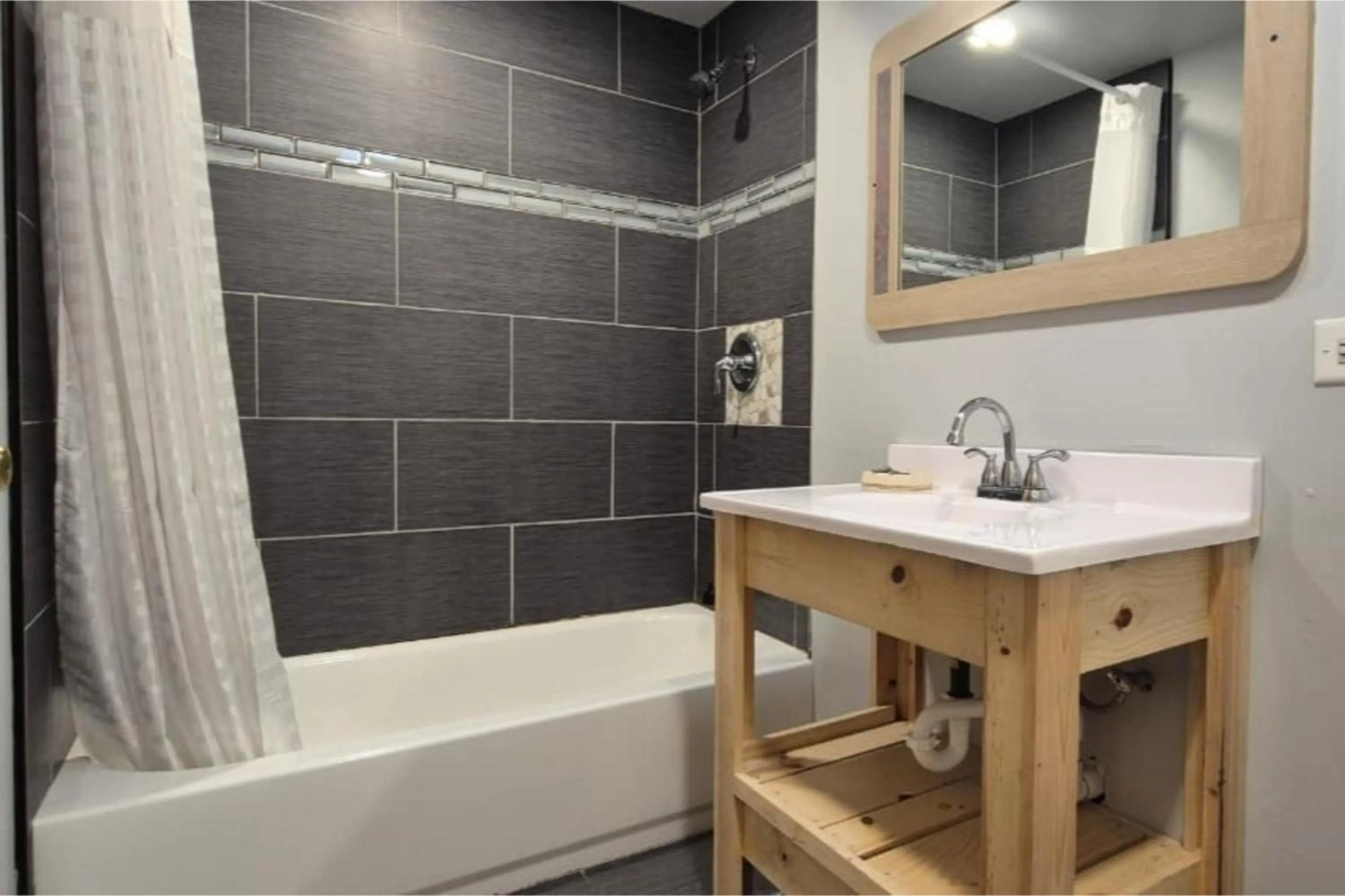 Bathroom in Des Plaines Motel By OYO O'Hare Airport Chicago