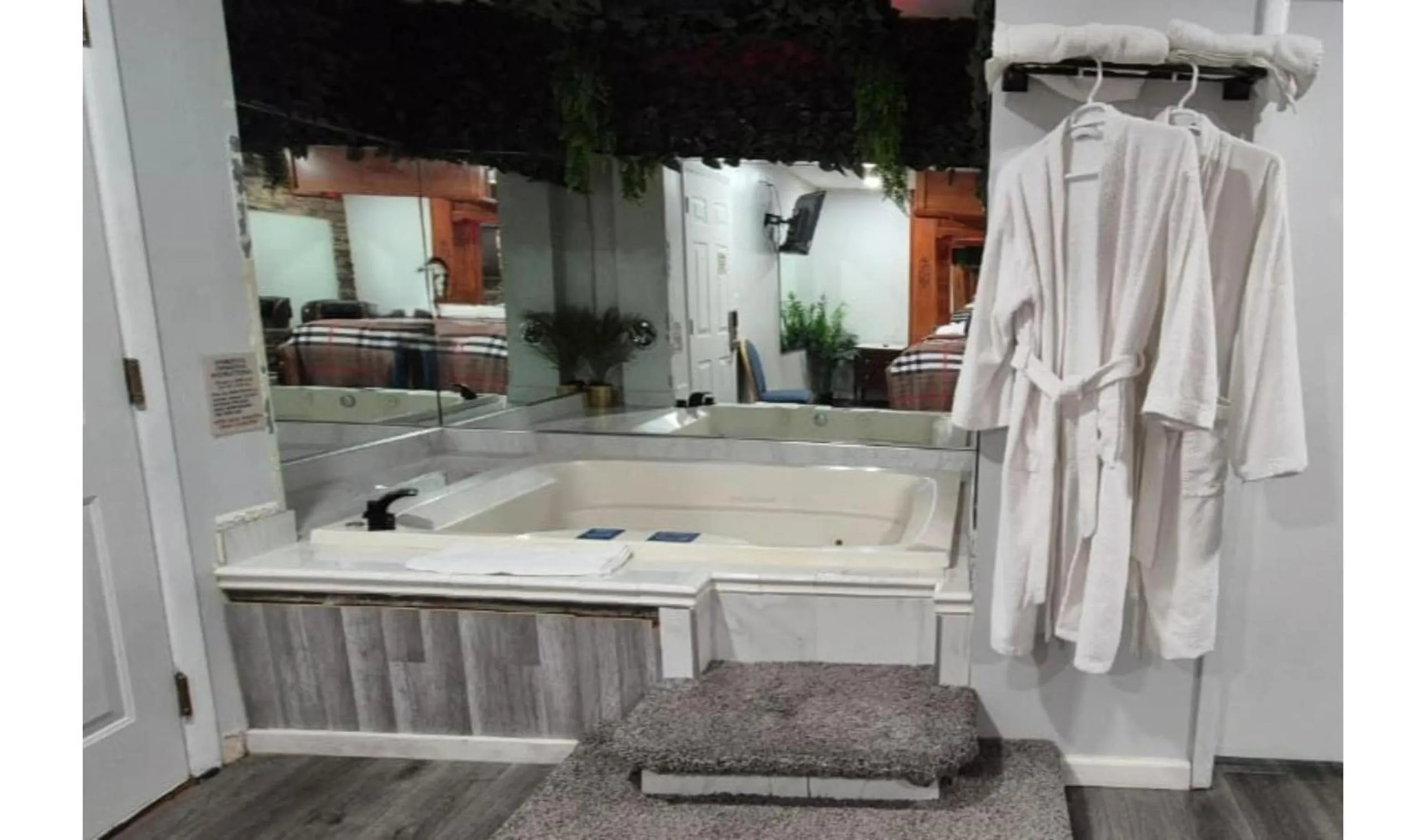 Hot Tub in Des Plaines Motel By OYO O'Hare Airport Chicago