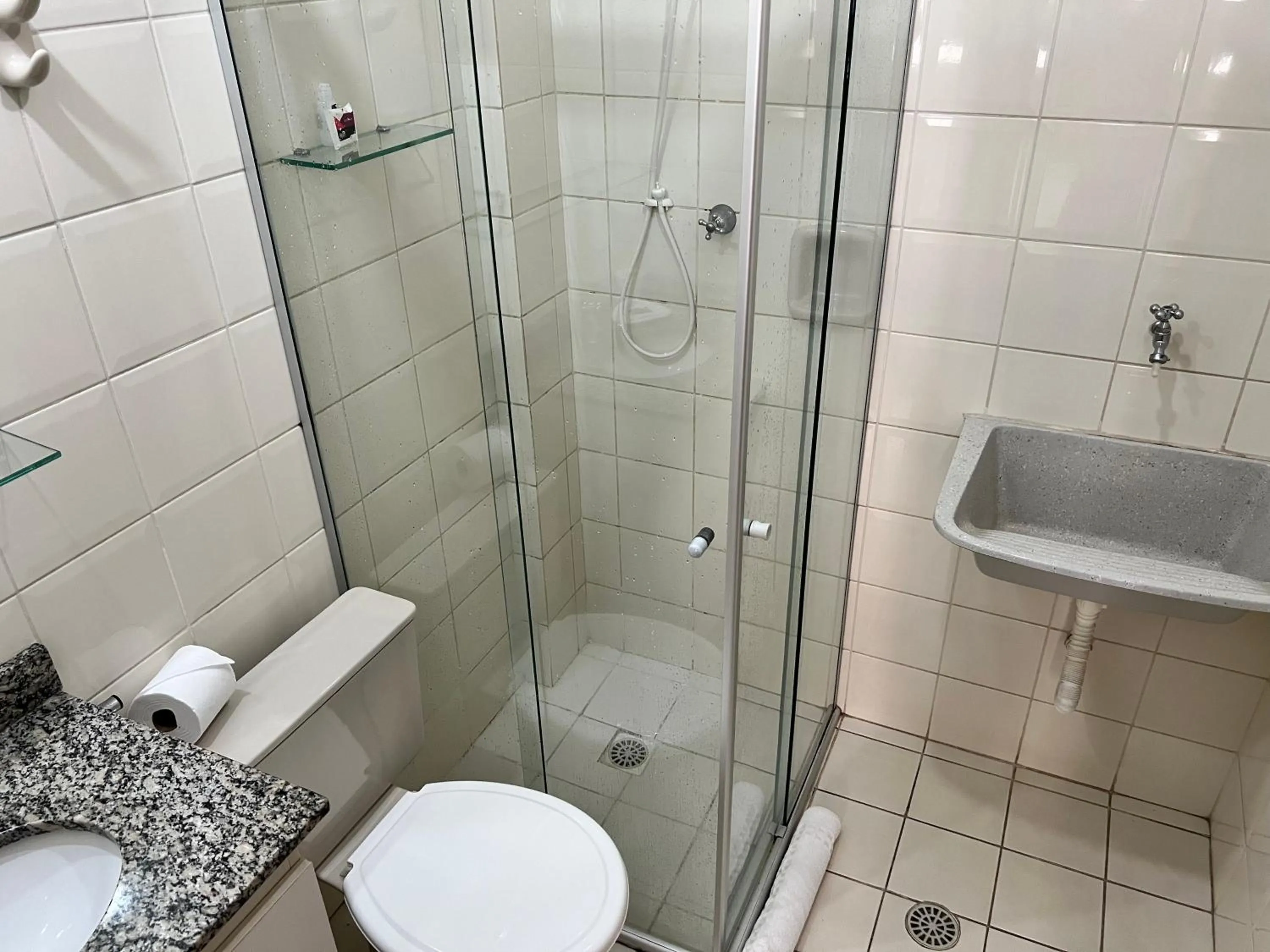 Shower in Multiparque Hplus Long Stay
