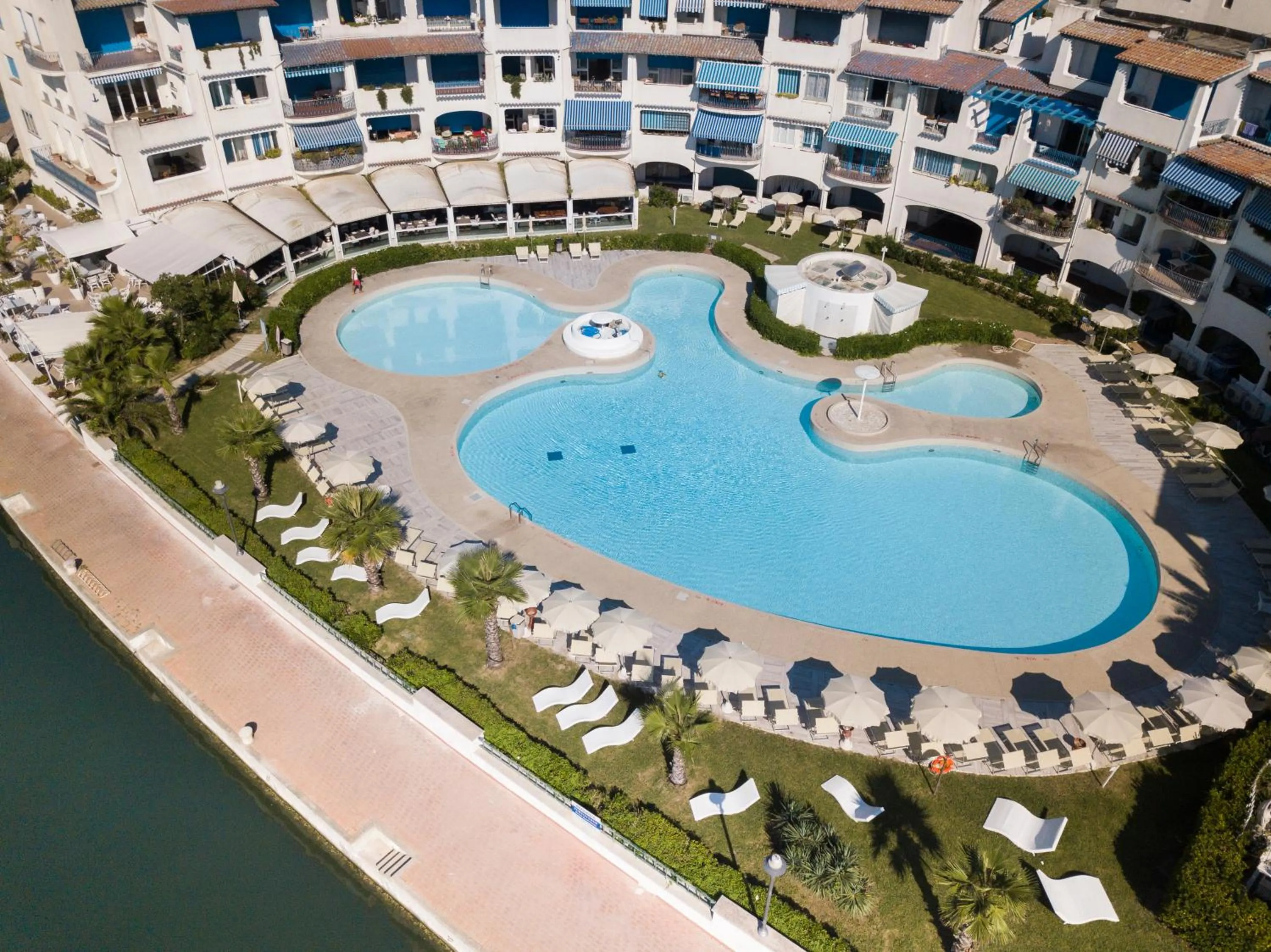 Swimming pool in Portoverde Beach Apartments