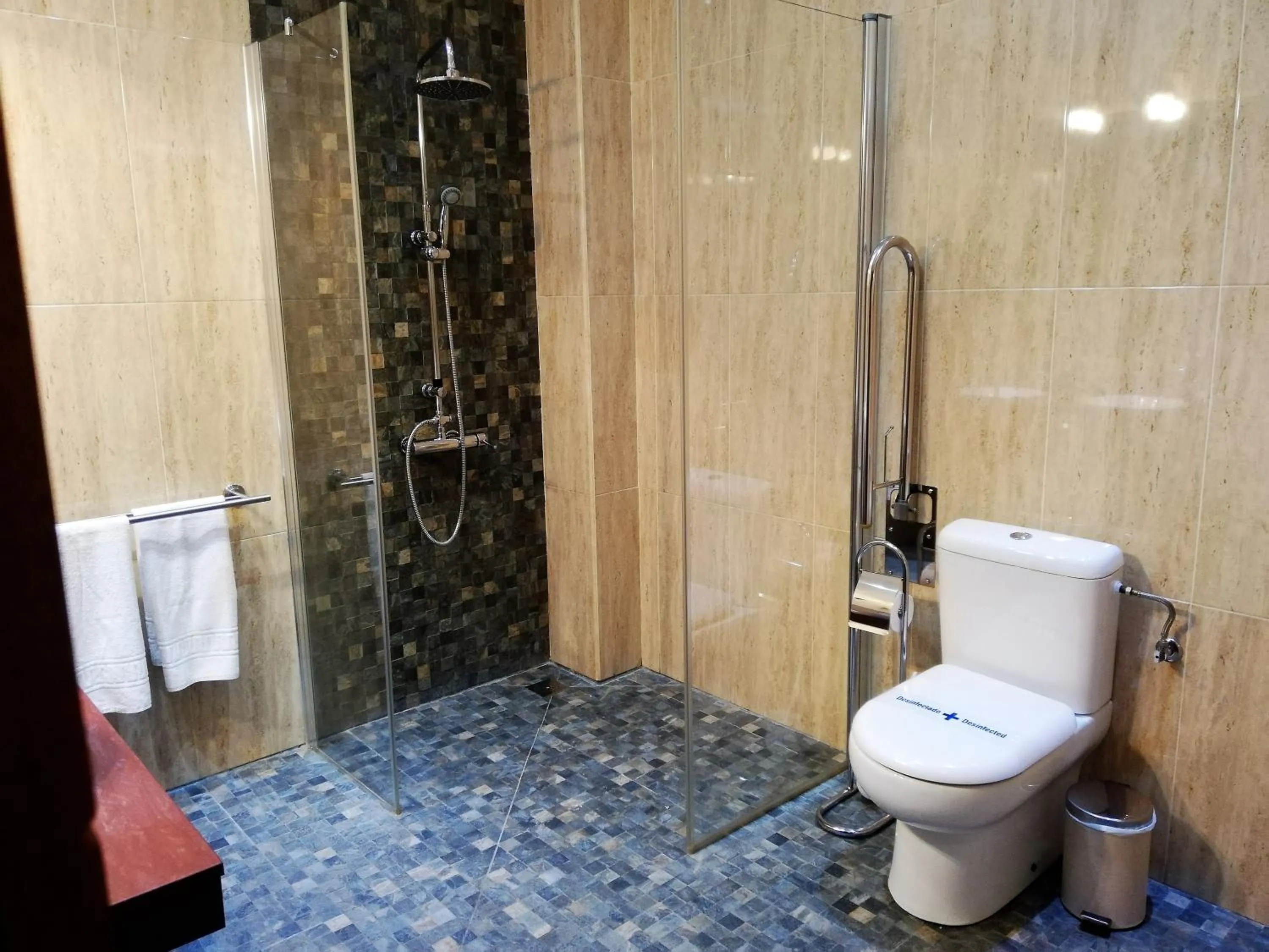 Shower in Hotel LB Lebrija by MA 22 Puntos