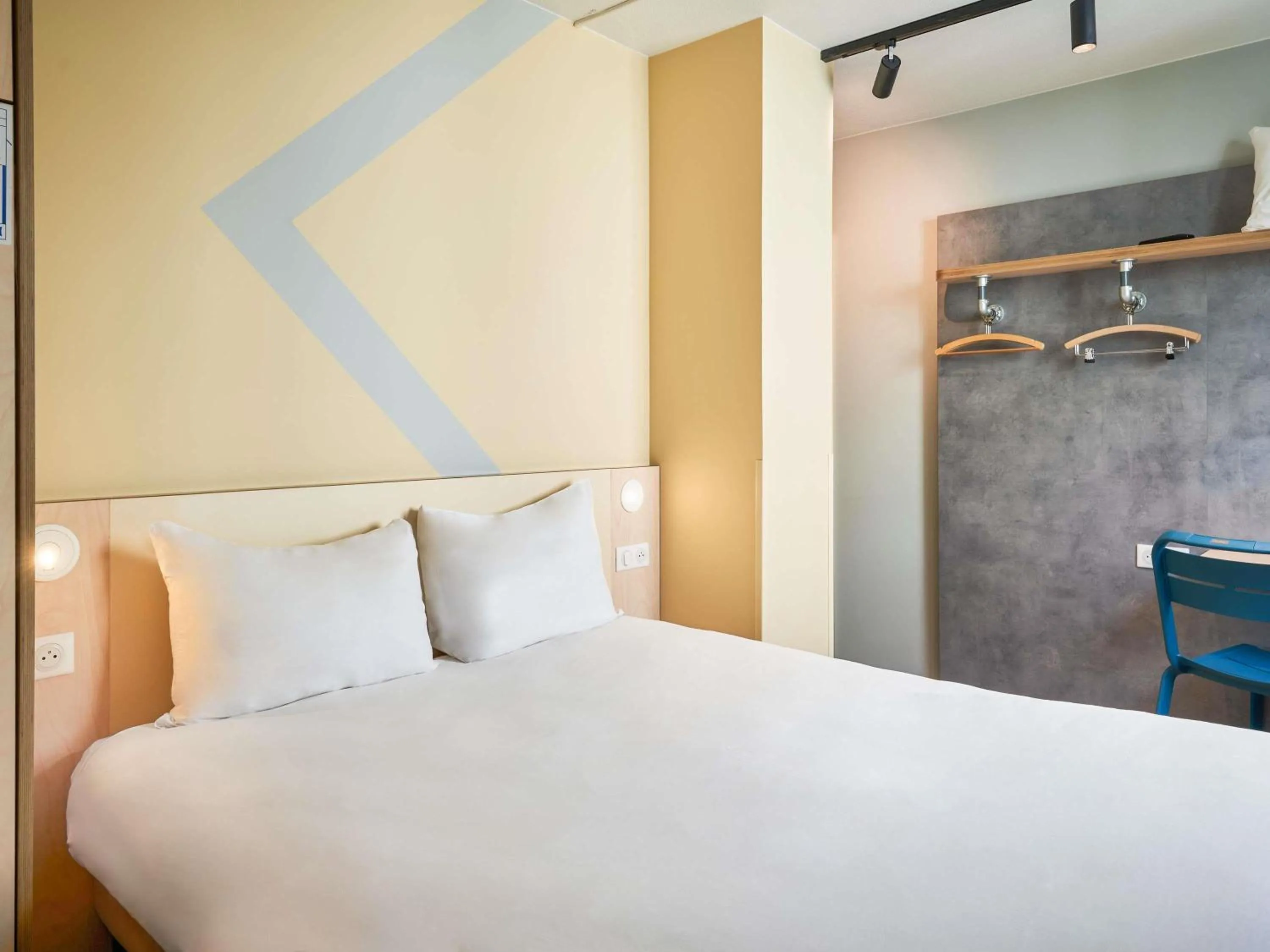 Bedroom, Bed in ibis budget Saint-Maurice