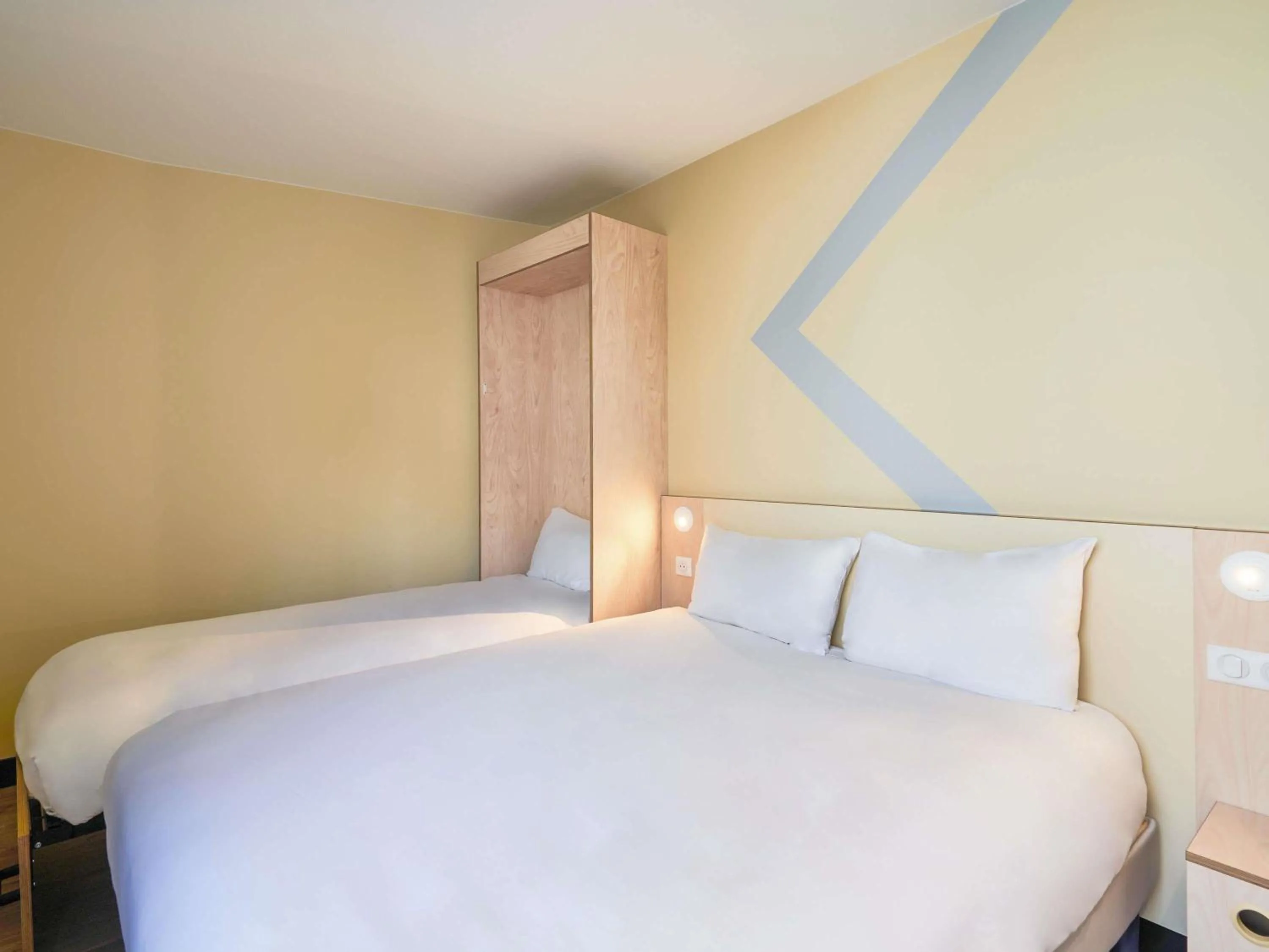 Bedroom, Bed in ibis budget Saint-Maurice