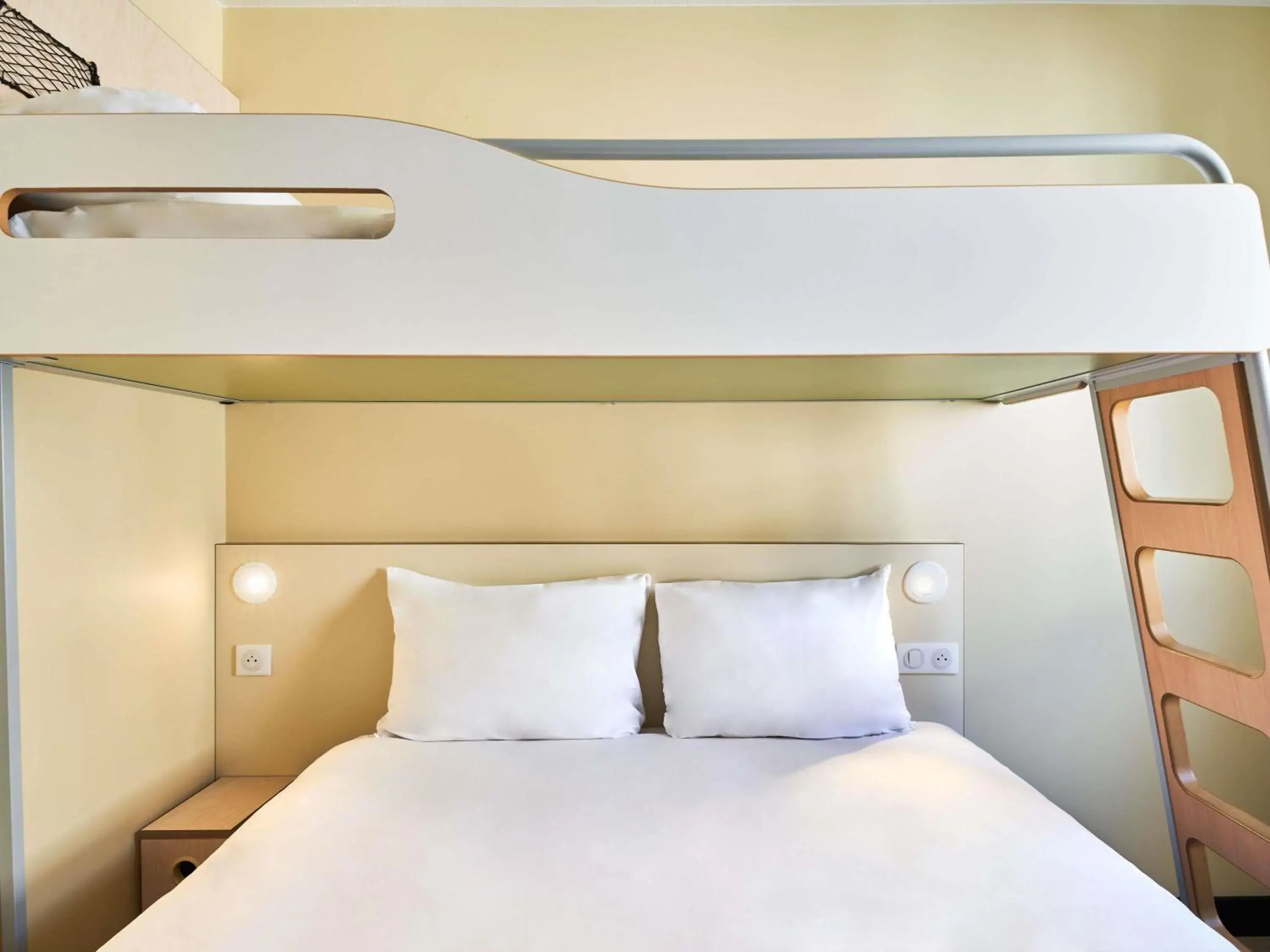 Room with One Queen Bed and One Bunk Bed in ibis budget Saint-Maurice Room with One Queen Bed and One Bunk Bed in ibis budget Saint-Maurice