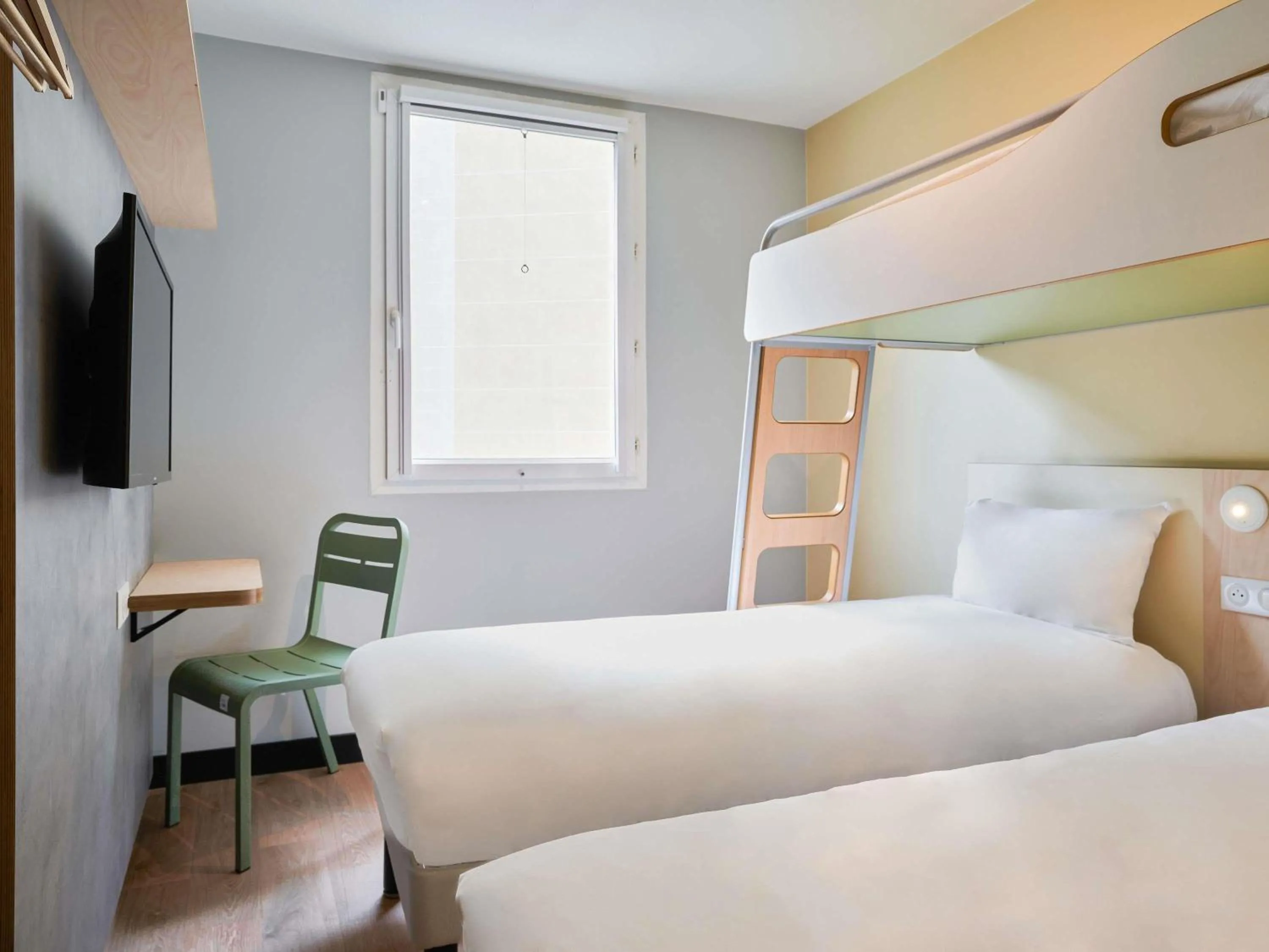 Bedroom, Bed in ibis budget Saint-Maurice