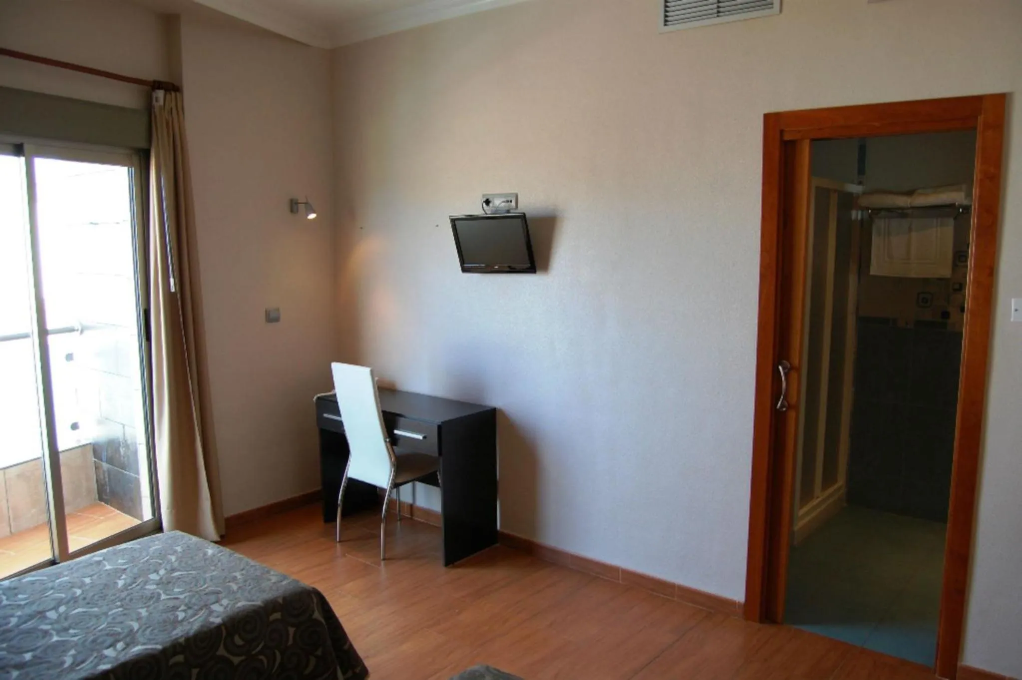 Bathroom, Bed in Hotel Almoradi