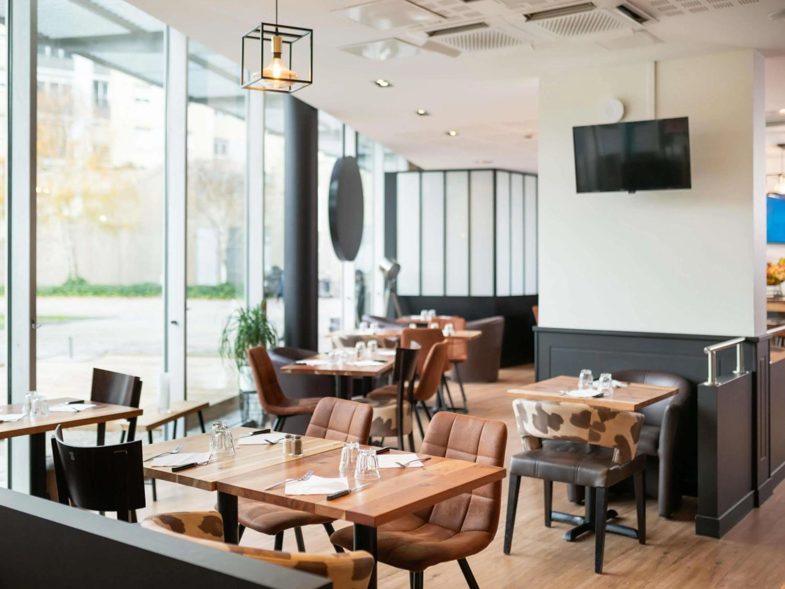 Restaurant/places to eat in ibis Lyon Caluire Cité Internationale