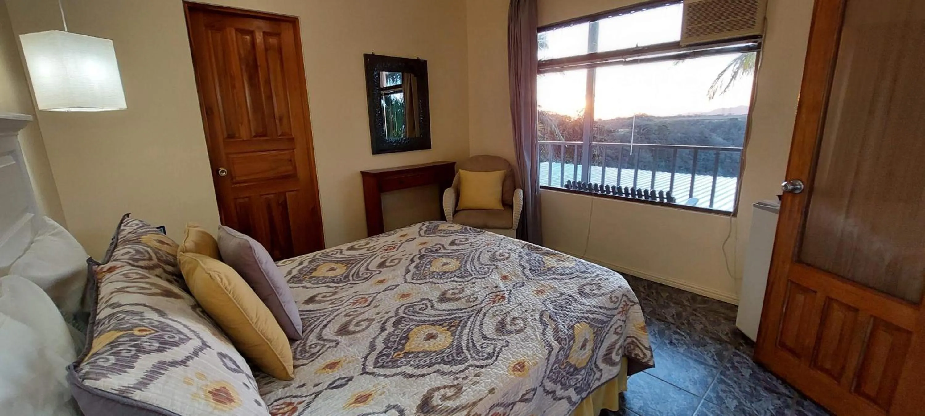 Landmark view, Bed in Vista Canyon Inn