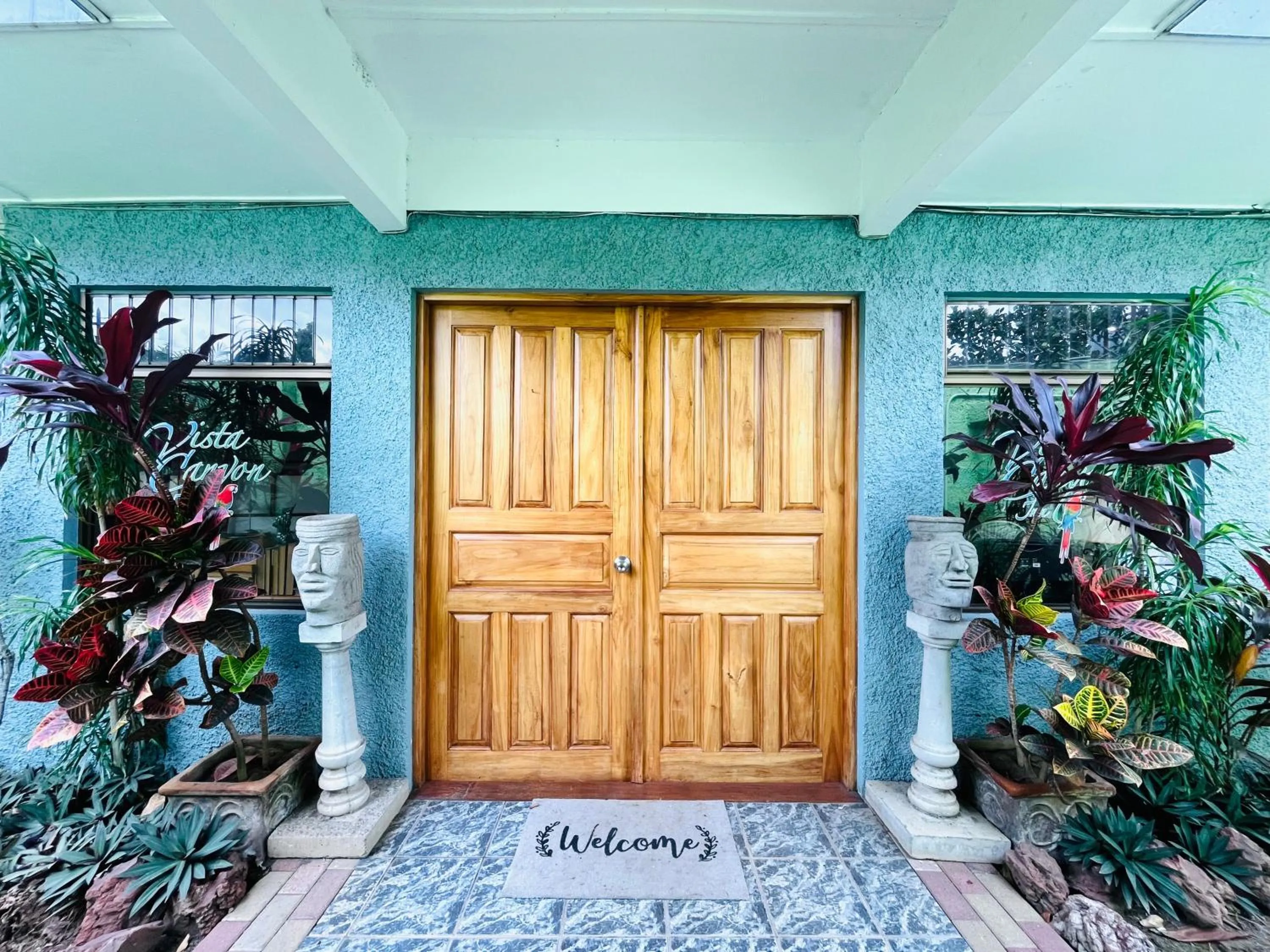 Facade/entrance in Vista Canyon Inn