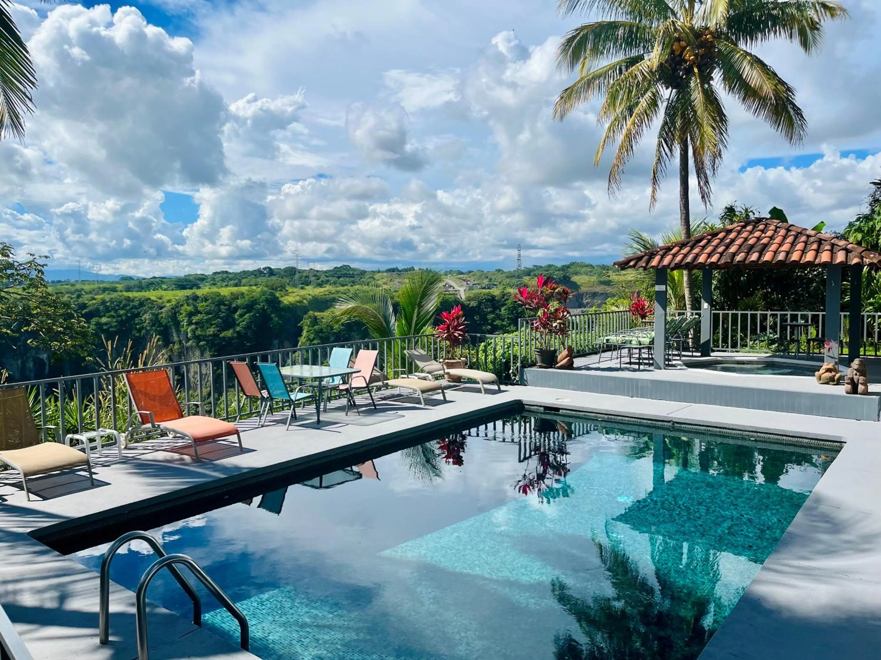 Swimming pool in Vista Canyon Inn