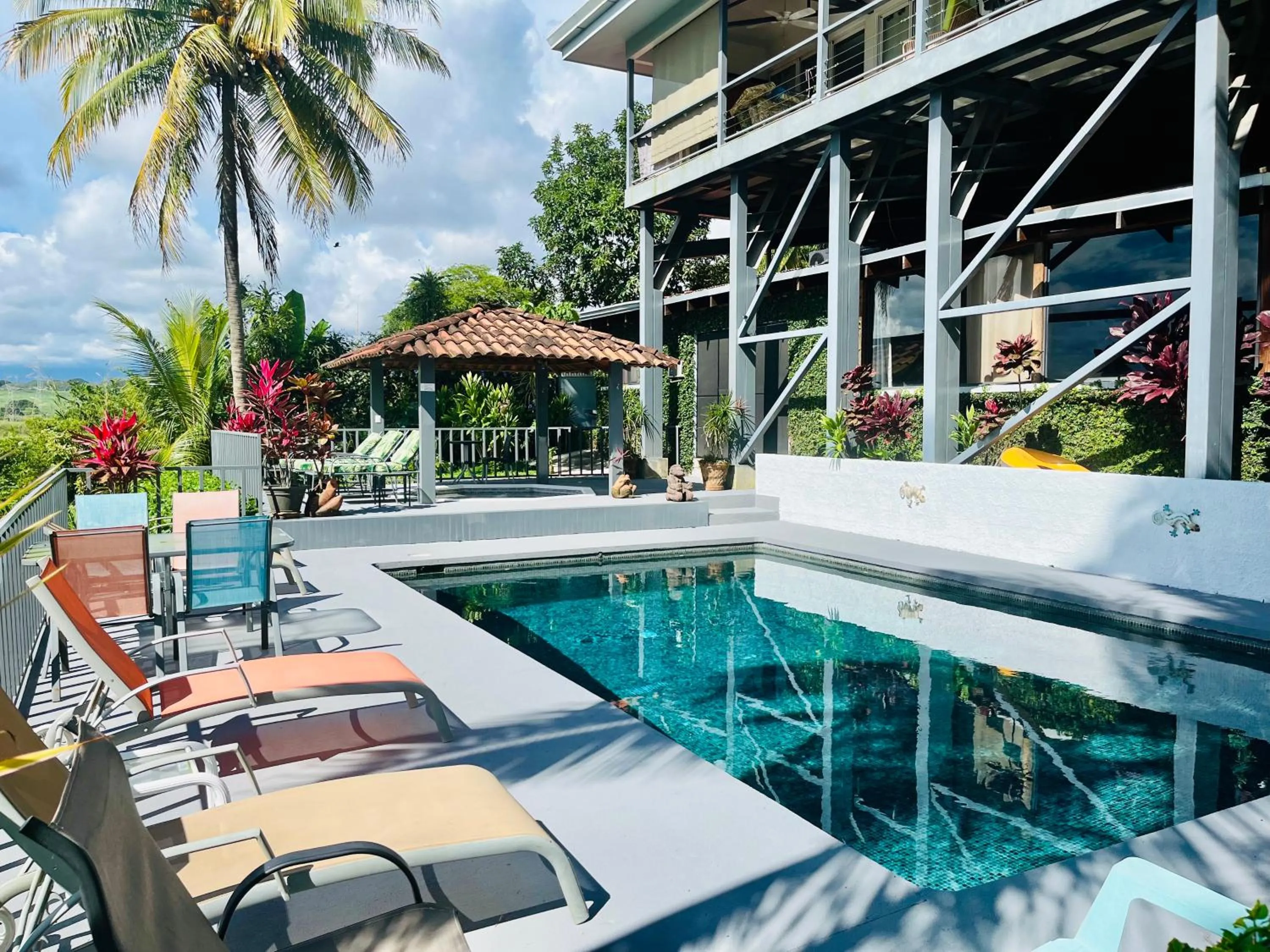 Swimming pool in Vista Canyon Inn