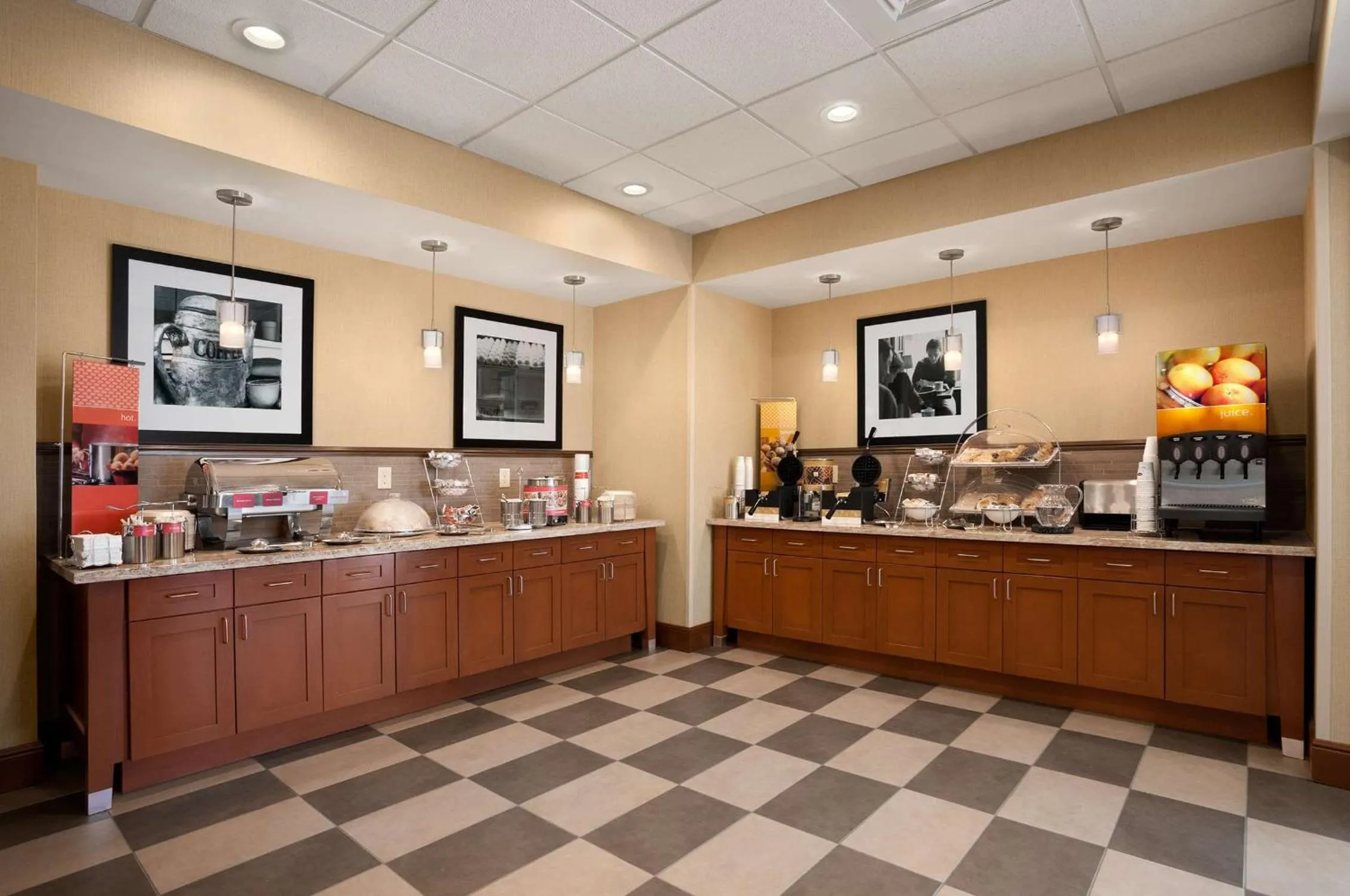 Dining area in Hampton Inn Magnolia