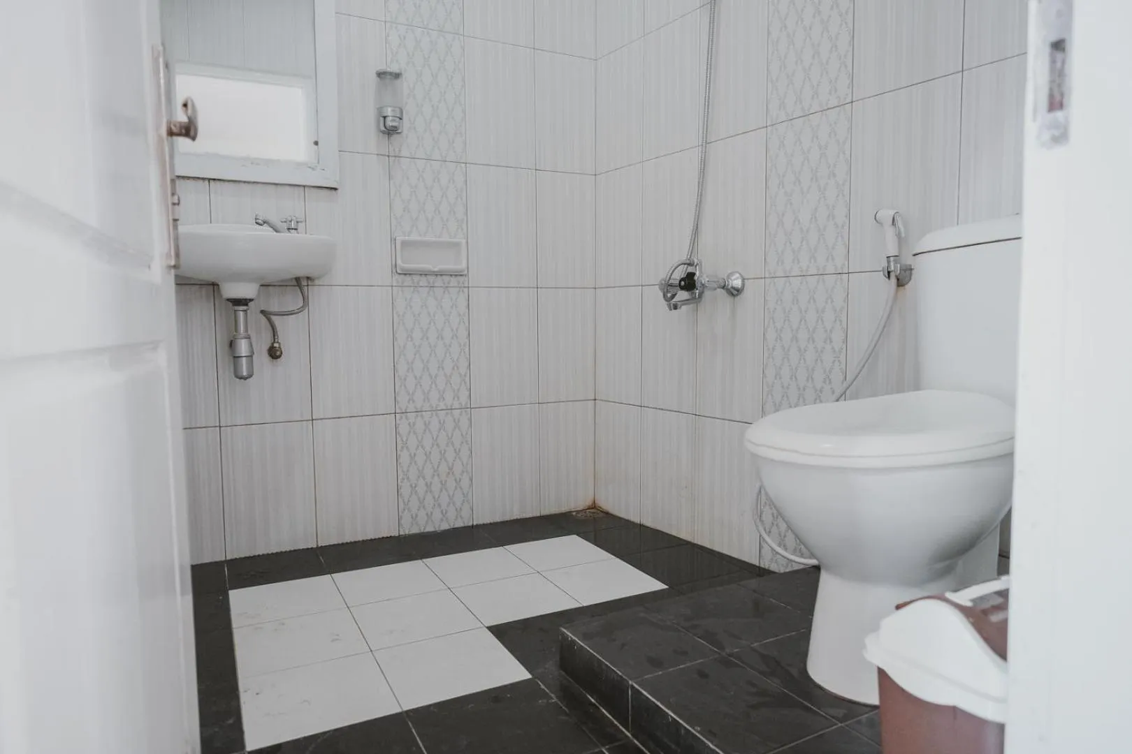 Bathroom in RedDoorz Syariah near RSUD Kolonel Abundjani Bangko