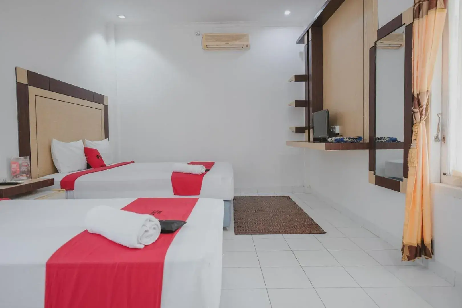 Family Room in RedDoorz Syariah near RSUD Kolonel Abundjani Bangko Family Room in RedDoorz Syariah near RSUD Kolonel Abundjani Bangko