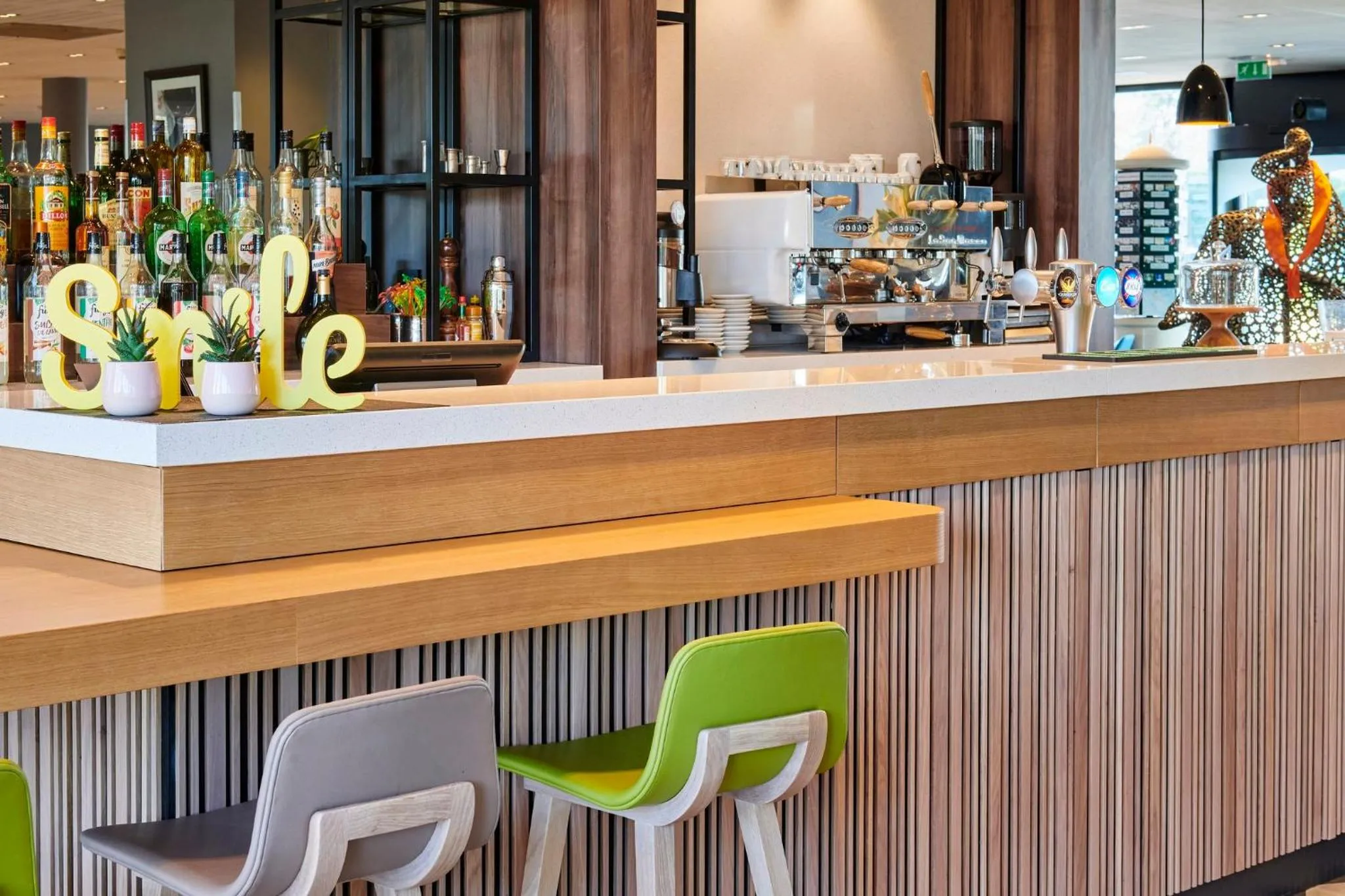 Lounge or bar in Holiday Inn Bordeaux Sud - Pessac by IHG