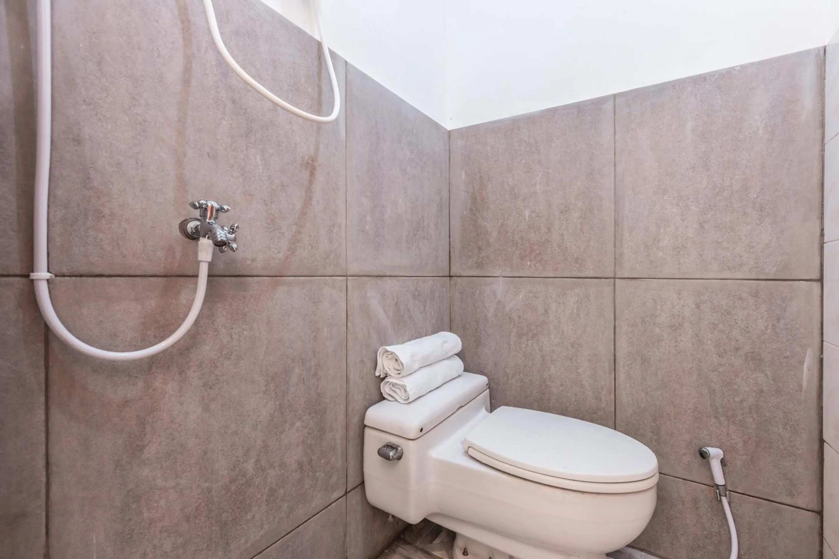 Bathroom in OYO 947 Angel Home Stay Syariah Near Atrium Pondok Gede, Museum Monumen Pancasila, Taman Mini