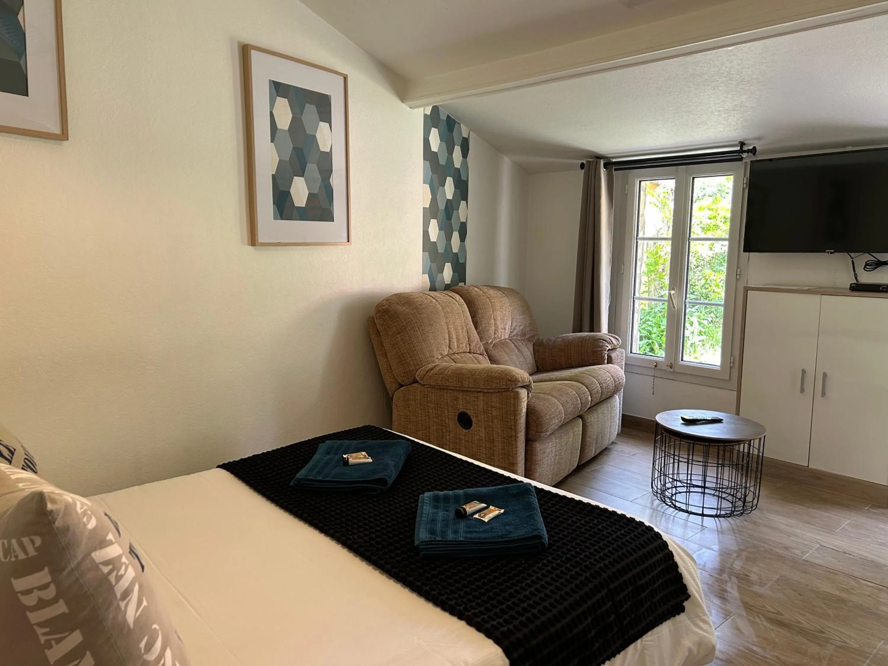 Photo of the whole room in Hôtel et Appart 'hôtel Chez Gino ETAPLES-Le Touquet