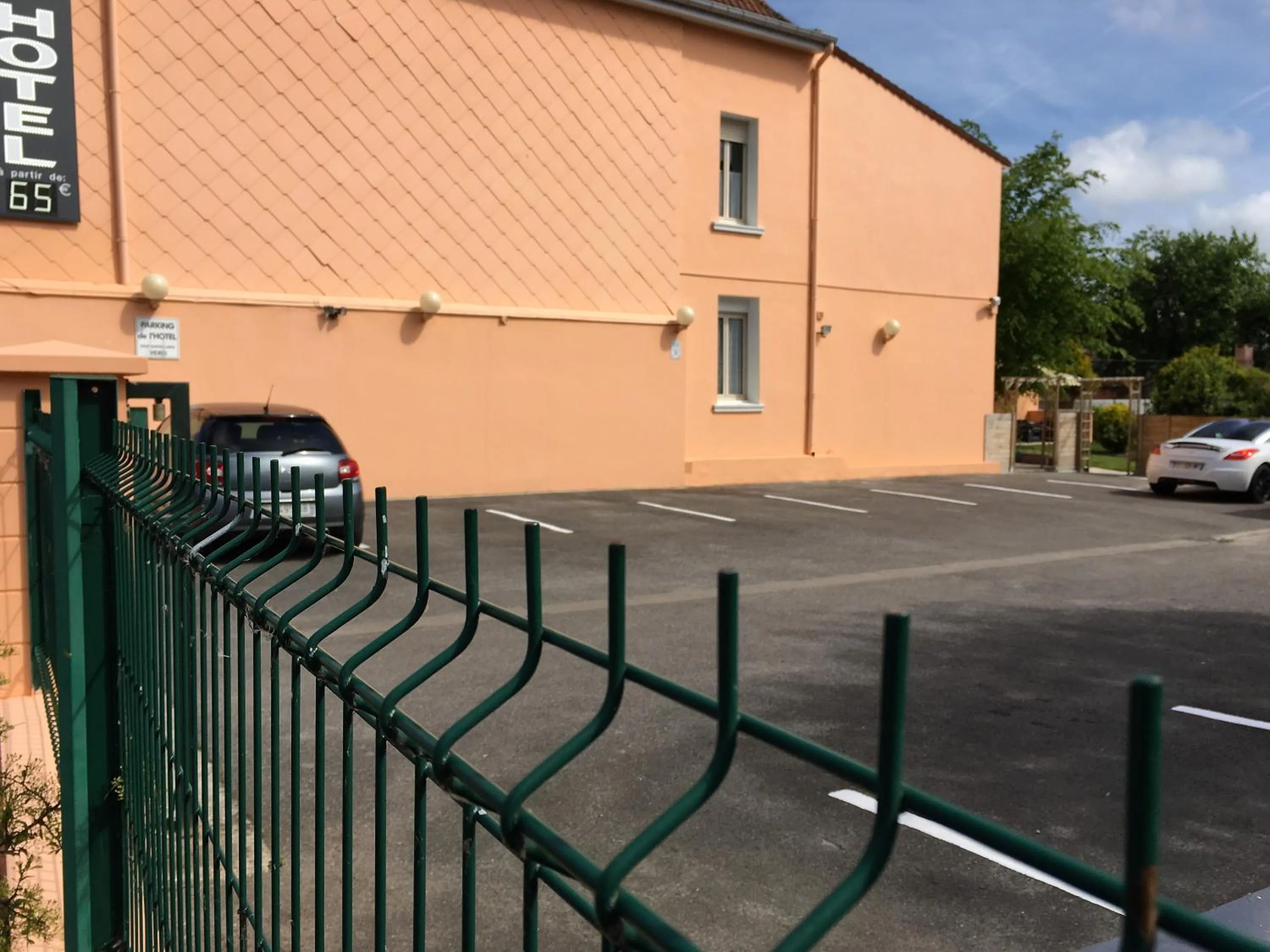 Property building in Hôtel et Appart 'hôtel Chez Gino ETAPLES-Le Touquet