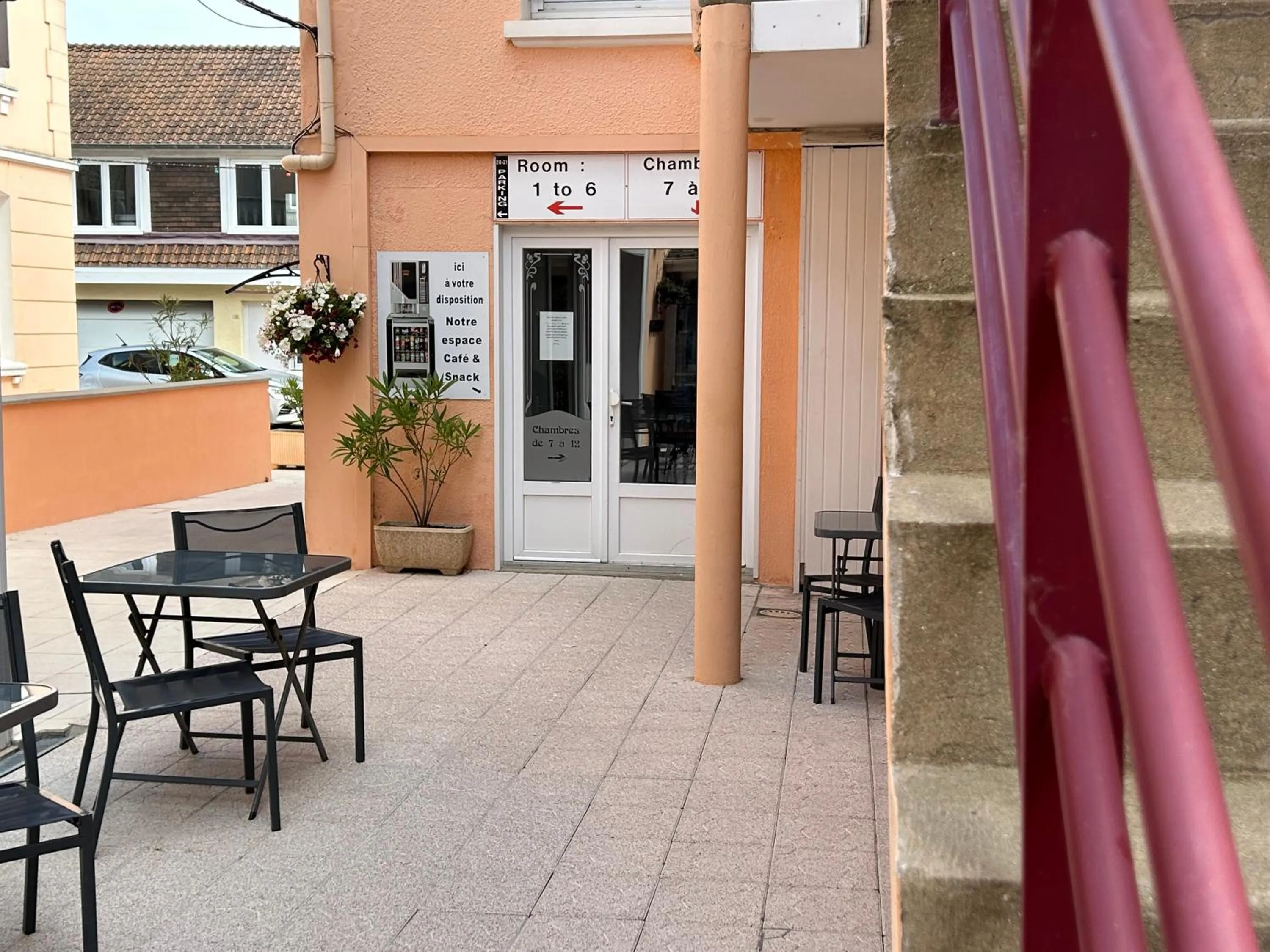Patio in Hôtel et Appart 'hôtel Chez Gino ETAPLES-Le Touquet