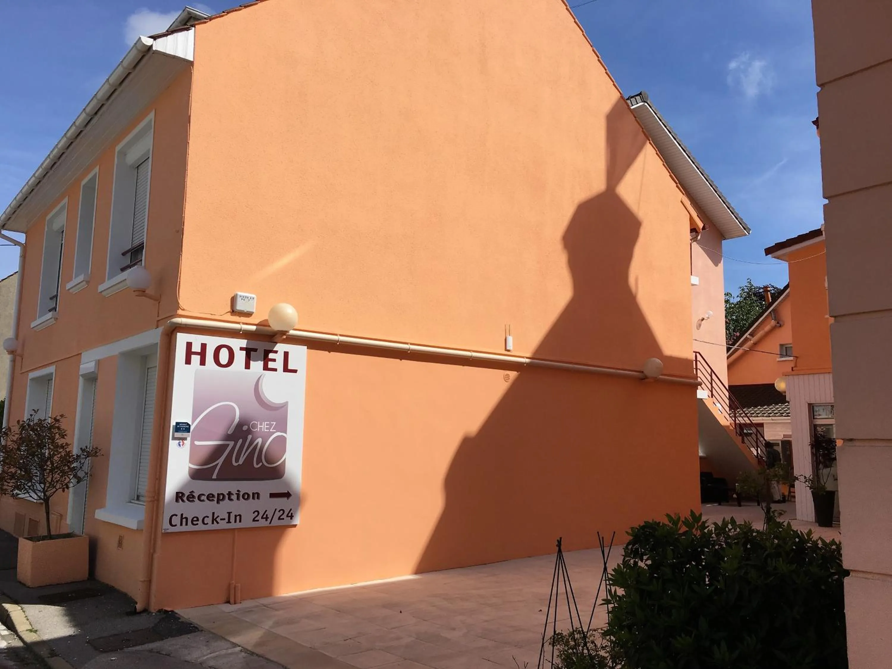 Property building in Hôtel et Appart 'hôtel Chez Gino ETAPLES-Le Touquet