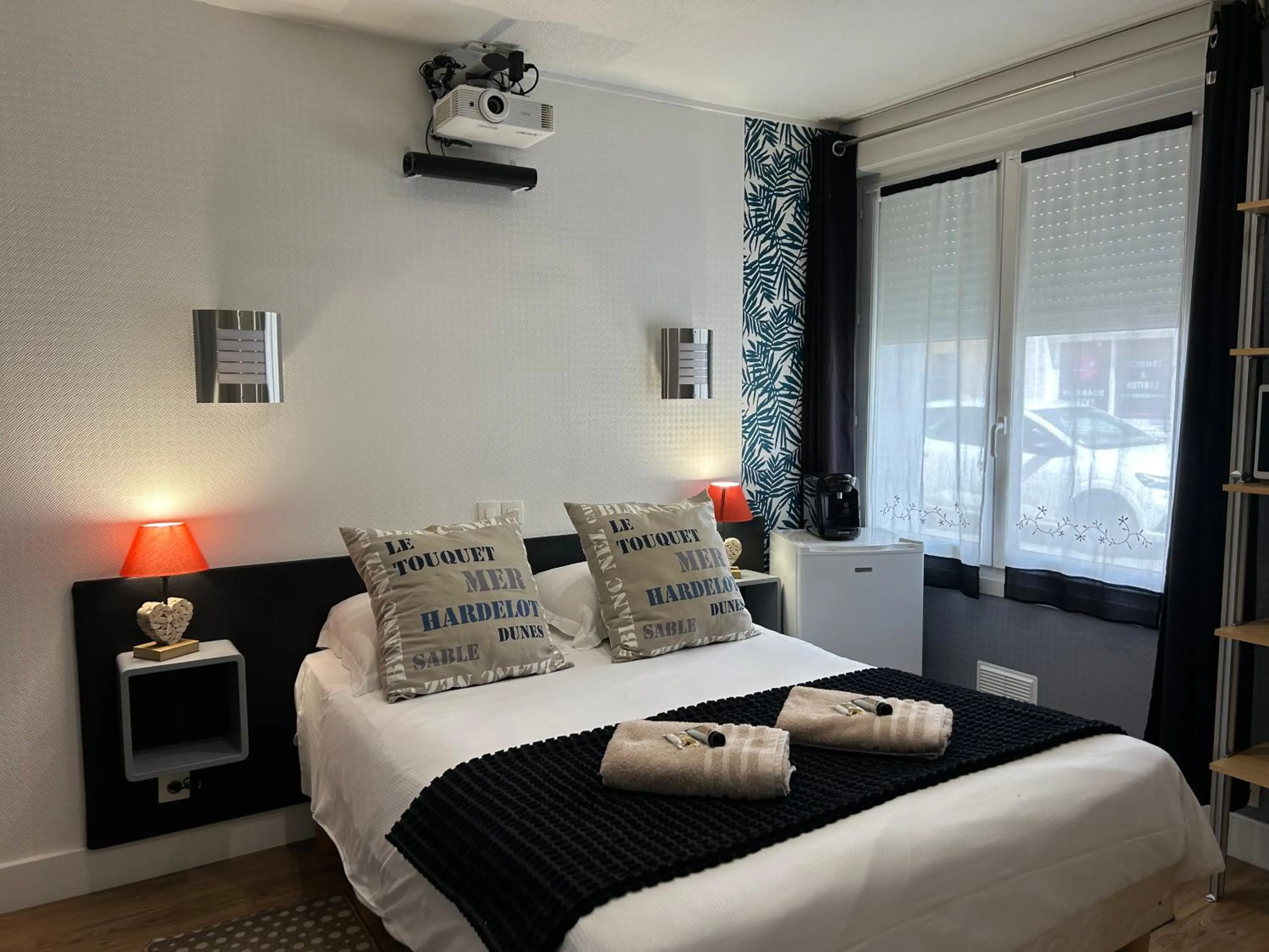 Bedroom, Bed in Hôtel et Appart 'hôtel Chez Gino ETAPLES-Le Touquet