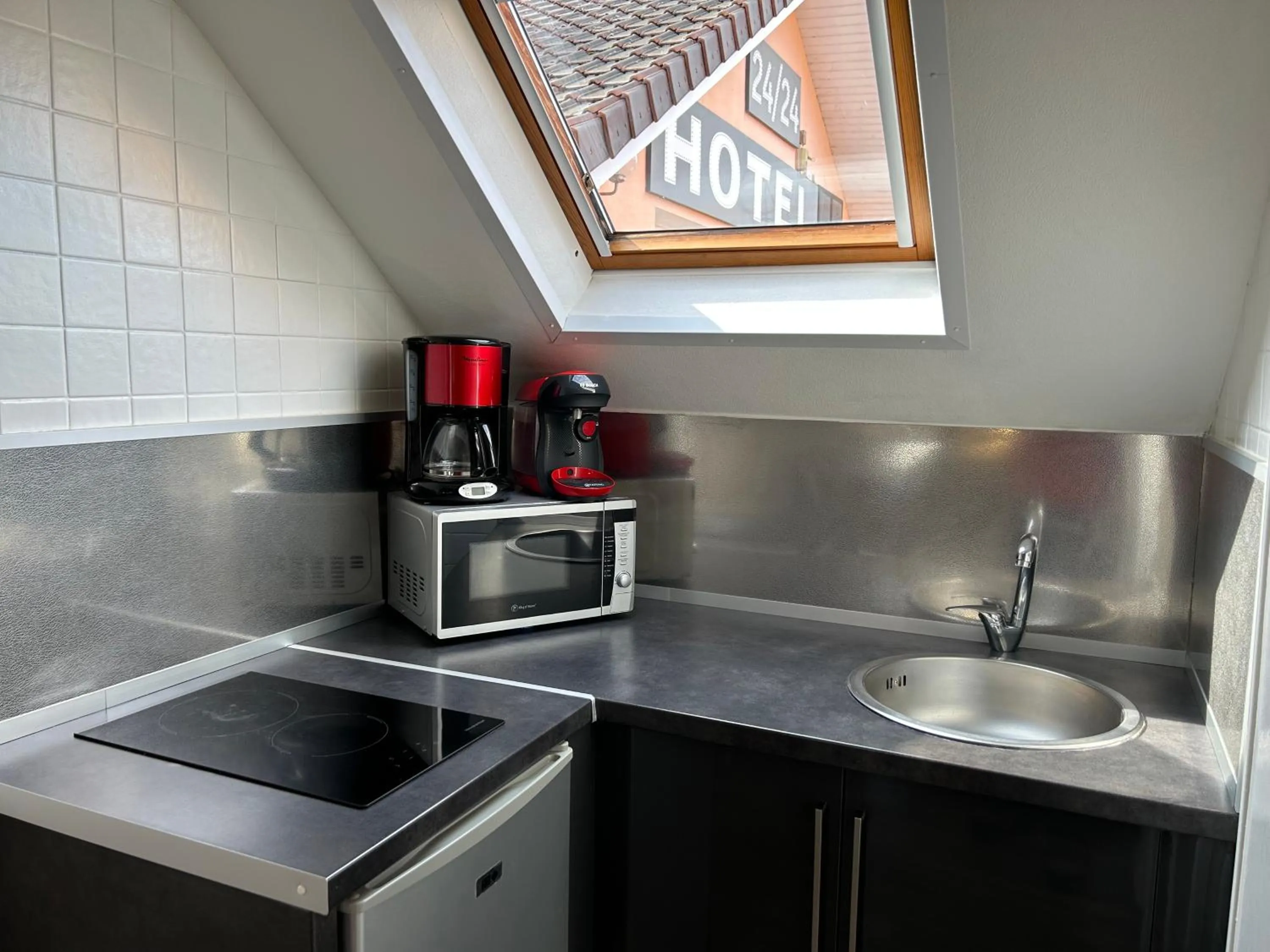 Kitchen or kitchenette in Hôtel et Appart 'hôtel Chez Gino ETAPLES-Le Touquet