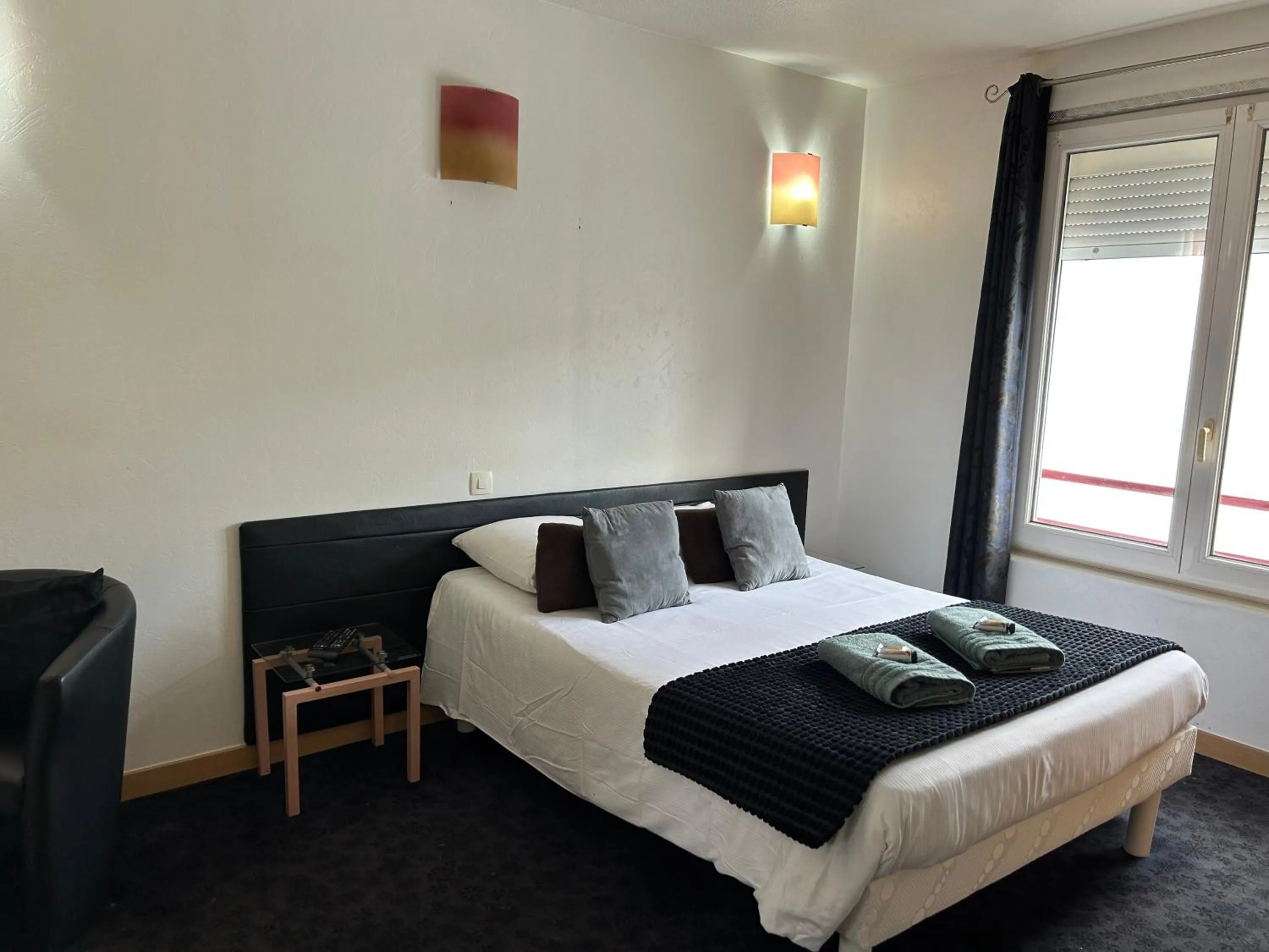 Bedroom, Bed in Hôtel et Appart 'hôtel Chez Gino ETAPLES-Le Touquet