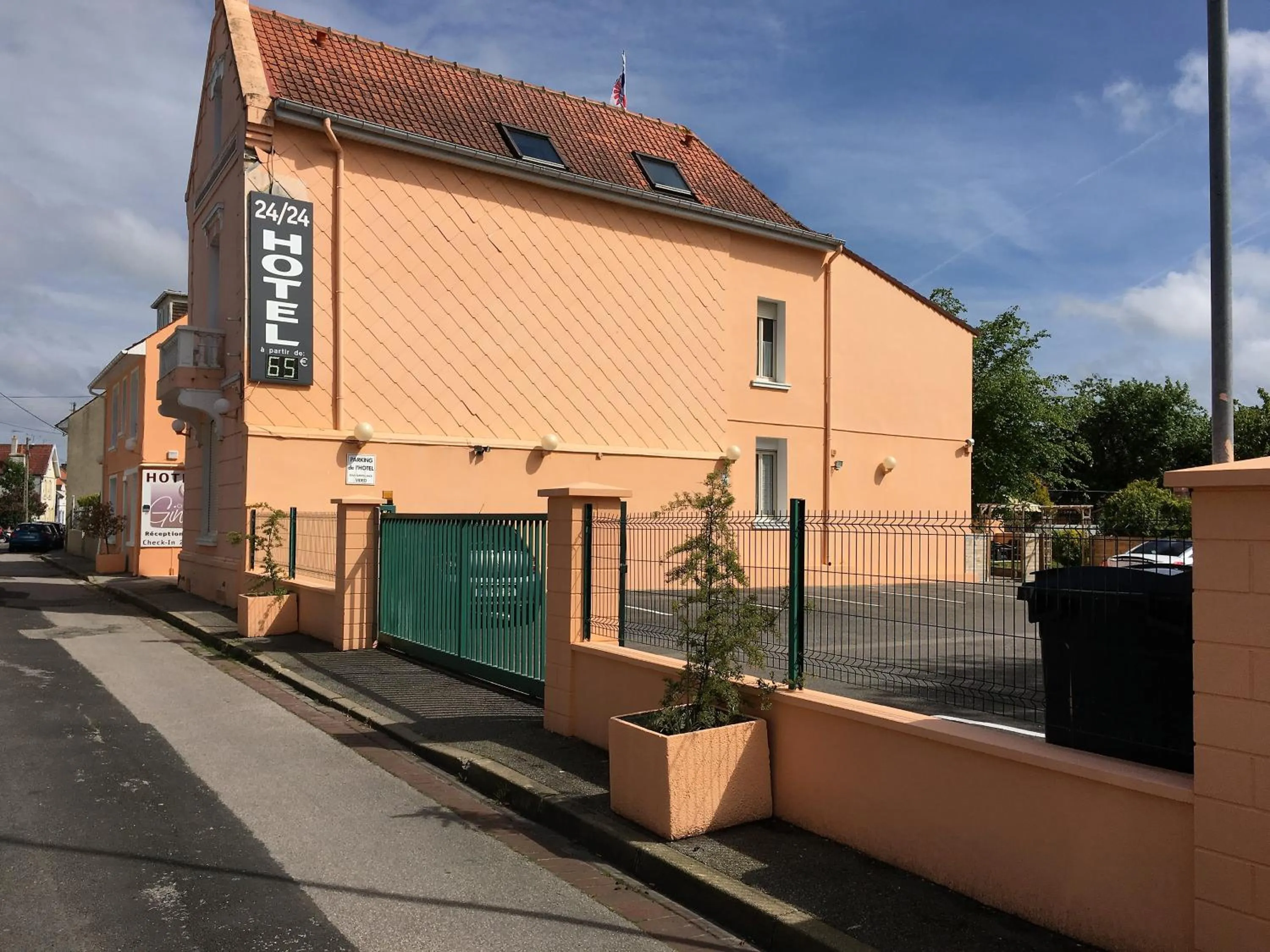 Property building in Hôtel et Appart 'hôtel Chez Gino ETAPLES-Le Touquet